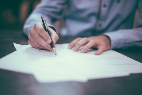 Jogtan�csos szerződ�ses �ll�s - K�zdiv�s�rhely Polg�rmesteri Hivatala versenyvizsg�t hirdet a k�vetkező szerződ�ses �ll�s bet�lt�s�re:

Jogtan�csos
K�telező felt�telek:
- felsőfok� jogi v�gzetts�g;
- sz�m�t�g�p-kezelői ismeretek (Word, Excel)
- B kateg�ri�s jogos�tv�ny

A versenyvizsga �r�sbeli r�sze 2018. okt�ber 17-�n, szerd�n 10 �rakor lesz a k�zdiv�s�rhelyi Polg�rmesteri Hivatal gyűl�sterm�ben.
A versenyvizsg�n r�sztvevők 2018. okt�ber 11-ig tehetik le iratcsom�ikat a Polg�rmesteri Hivatal Hum�nerőforr�s �s Kereskedelmi Irod�j�ban.