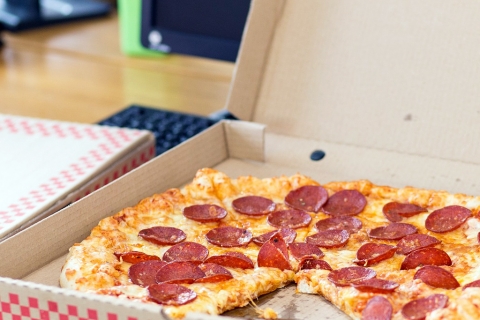 A Lord Pizza fut�rt keres - A LORD PIZZA fut�rt keres.
Ha szeretsz csapatban dolgozni akkor n�lunk a helyed!

Felt�telek:
- 25 �v allat
- j� kommunik�ci�s k�pess�g
- kiv�l� szervezők�szs�g
- csapatmunka
- B kategori�s jogositv�ny
- minim�lis rom�n nyelvtud�s

Munkaprogram: 2 nap munka, 2 nap szabad.

V�rjuk jelentkez�sed.
https://www.facebook.com/lordpizzakezdi