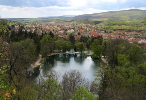 Ifj�s�gi csere felh�v�s Felsőt�rk�nyra - Kedves Fiatalok! Egy �jabb lehetős�get k�n�l nektek a Z�ld Nap Egyes�let, hogy kipr�b�lhass�tok magatokat! Ha elm�lt�l 18 de m�g nem t�lt�tted be a 31. �let�vedet, �s sz�vesen ell�togatn�l Egerbe, hogy ott m�s fiatalokkal tal�lkozhass akkor jelentkezz 'SMARTwich' c�mmel indul� ifj�s�gi cser�re. A program az Erasmus+ Program r�szt�mogat�s�val val�sul meg 2018. november 18-23 k�z�tt egri, k�rp�taljai, b�csi �s sz�kelyf�ldi fiatalokkal.

Az ificsere az �okos szendvics� sz�j�t�kb�l kapta a c�m�t, ami m�r előre jelezheti a program t�mak�r�t. A r�sztvevő fiatalok lehetős�get kapnak arra, hogy r�videbb ideig egy�tt lakjanak m�s orsz�gokb�l sz�rmaz� fiatalokkal, �s ezalatt k�z�s projekteken dolgozzanak egy�tt. A program sor�n vall�si �s kultur�lis alapokon �rtelmezett gasztron�mi�n kereszt�l szeretn�nk az interkultur�lis tudatoss�g, a k�l�nb�zős�gek elfogad�sa �s megismer�se, a tolerancia �s vall�sok k�z�tti p�rbesz�d k�pess�g�t megk�zel�teni.

Helysz�n: Felsőt�rk�ny (Eger mellett), 2-3 fős zuhanyz�s szob�kban. Az �tkez�s sv�dasztalos reggeli, eb�d �s vacsora. Az utaz�st �s a teljes ell�t�st az Erasmus+ finansz�rozza! Jelentkez�si hat�ridő okt�ber 15 a szabad helyek f�ggv�ny�ben.

Tov�bbi inform�ci�k�rt fordulj hozz�nk az office@zoldnap.info c�men vagy a 0766.611066 telefonsz�mon. Mindenk�ppen haszn�ld ki te is a lehetős�get �s t�ltsd el az ősz utols� napjait Kelet-Magyarorsz�g sz�ps�ges t�jain.  

Jelentkezz min�l előbb, hogy Te is mehess!!