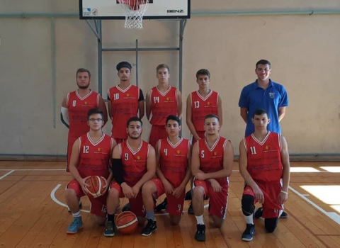 Nagy Mózes férfi kosárlabda győzelem Kolozsváron - 2018 szeptember 18 és 22 között rendezték az 'Erdélyi Magyar Középiskolás Sportolimpia' elnevezésű versenyt Kolozsváron, amelyen a Nagy Mózes Elméleti Líceum is részt vett.
Kosarasaink magabiztosan jutottak a döntőig, ahol a Bolyai Farkas Elméleti Líceum és a Márton Áron Gimnázium csapataival mérkőztek meg. Mind három csapat 1 győzelemmel és 1 vereséggel zárta a tornát.
Összességében a kapott és dobott pontokat tekintve a Nagy Mózes Elméleti Líceum bizonyult a legjobbnak, így csapatunk az előkelő I. helyen végzett.
Gratulálok fiúk, ügyesek voltatok!
Eredményeink:
Nagy Mózes Elméleti Líceum - Kölcsey Ferenc Főgimnázium 51-39
Nagy Mózes Elméleti Líceum - Tamási Áron Gimnázium 54-31
Nagy Mózes Elméleti Líceum - Bethlen Gábor Kollégium 58-22
Nagy Mózes Elméleti Líceum - Bolyai Farkas Elméleti Líceum 60-33
Nagy Mózes Elméleti Líceum - Márton Áron Főgimnázium 28-41
A csapat tagjai: Bandi Zalán, Demeter Dániel, Farkas Gellérd, Kelemen Rudolf, Kovács Krisztián, Tamás Hunor, Todor Krisztián, Tuchilus Alex, Várdó Botond. Edző: Csutak András