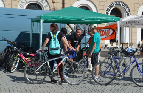 Nyerem�nyekkel t�rt�nk haza az első Sepsi Mobilit�s Napr�l - 2018. szeptember 22-�n az Eur�pai Mobilit�s H�t alkalm�val a sepsiszentgy�rgyi Turulmad�r Ifj�s�gi Iroda partnereivel kar�ltve első alkalommal szervezett Sepsi Mobilit�s Napot. Az �tletgazd�k a rendezv�ny �ltal a biztons�gos ker�kp�roz�st �s m�s alternat�v forgalmi eszk�z�k szab�lyos haszn�lat�nak n�pszerűs�t�s�t c�lozt�k meg, ennek �rdek�ben nyolc feladatsort, pontot �ll�tottak fel, melyek teljes�t�se a beregisztr�lt r�szvevőket felhatalmazta egy vagy ak�r t�bb tombola �rv�nyes�t�s�re is. A rendezv�nyről k�sz�lt fot�k megtekinthetőek a szervezet Facebook oldal�n!

A feladatok a k�vetkezőek voltak:Puzzle, K�zlekedj megfelelően, K�zleked�si t�bl�k, K�zleked�si teszt, M check, K�zleked�s a fogalomban, K�zleked�s az akad�lyp�ly�n, Elsőseg�ly. Minden feladat teljes�t�se ut�n a r�sztvevő egy matric�t kapott, mellyel igazolta a feladat teljes�t�s�t. 

A Z�ld Nap Egyes�let fontosnak tartja, hogy lehetős�geitől f�ggően r�szt vegyen minden olyan h�romsz�ki civilszervezet kezdem�nyez�s�n, mely megfelel a saj�t c�lkitűz�seinek, �gy a Sepsi Mobilit�s Napon is nyolc aktivist�j�val vett r�szt. A Fortuna r�kacsintott a z�ldekre, hisz a főd�jat a Neuzer ker�kp�r Derzsi Katalin a szervezet projektmenedzsere �s sz�mos m�s kisebb nyerem�nyt pedig az �nk�ntesek vihettek haza. A k�zdiv�s�rhelyi Z�ld Nap Egyes�letet k�sz�ni a Zarah Moden k�szruhagy�rnak az utaz�sban �s a regisztr�ci�ban ny�jtott anyagi t�mogat�st. 

Fot�: Carmen Gallardo