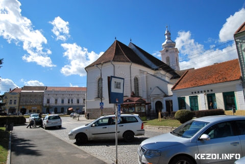 A szeptemberi soros tan�cs�l�s - a taxiz�s �ra 2019 janu�rj�t�l 20 banit dr�gul, indul a főt�r rendez�se 12,663,000 lejből - A szeptemberi soros tan�cs�l�sen t�bb olyan napirendi pontot fogadott el K�zdiv�s�rhely Helyi Tan�csa, amelyek a v�ros fejlőd�s�t, �sszk�p�nek jav�t�s�t c�lozz�k. A tizennyolc napirendi pont k�z�tt k�lts�gvet�s m�dos�t�s, szervez�si �s műk�d�si szab�lyzatok elfogad�sa �s a taxisok �ltal haszn�lt utaztat�si d�jak v�ltoztat�sa is szerepelt. A tervezetek k�z�tt szereplő, szavaz�sra v�r� dokument�ci�k a Bem J�zsef utca, a v�rosk�zpont �s a z�lds�gpiac rehabilit�l�s�t �rj�k elő.

A szeptemberi tan�cs�l�s első mozzanatak�nt �j �l�svezetőt kellett v�lasztani miut�n Szab� Vincze �rp�d tan�csos h�rom h�napos mand�tuma lej�rt. A feladatot Dr. Kelemen Andr�s l�tja el h�rom h�napig. Tekintettel arra, hogy a West Taxi t�rsas�g k�pviselői is megjelentek a tan�cs�l�sen, az �l�svezető javasolta, hogy azzal a napirendi ponttal kezdj�k az �l�st. A hat�rozattervezetet Kiss Levente Csaba tan�csos terjesztette elő, aki hangs�lyozta: a t�z �vvel ezelőtt meghat�rozott taxis tarif�k nem �llj�k hely�ket, hiszen az�ta mindennek felment az �ra, a fizet�seket is n�velt�k, �gy a r�gi d�jszab�s m�r nem fedi a taxit�rsas�gok k�lts�geit. A taxisok eredetileg 4.5 lejre k�rt�k az emel�st, a honaty�k a 3.5 lejes plafont hat�rozt�k meg, amellyel a taxit�rsas�g k�pviselői egyet �rtettek. Az taxiz�s �ra 2019 janu�rj�t�l egyelőre csak 20 banit nőne, az emel�s m�rt�k�t t�z �vre hat�rozt�k meg. Bokor Tibor polg�rmester arra t�rt ki, hogy t�bb lakoss�gi panasz �rkezett az �nkorm�nyzathoz, miszerint a taxisok nem v�llalnak r�videbb fuvarokat, �s előnyben r�szes�tik a k�rnyező falvakba utaz�kat. Az el�lj�r� azt k�rte, orvosolj�k ezt a probl�m�t, m�sk�pp k�nytelen lesz t�bb taxi műk�d�s�re enged�lyt adni. Bene Szabolcs, a West Taxi tulajdonosa azzal �rvelt, hogy az ő c�g�nek j�rművei sem maxim�lis kapacit�ssal műk�dnek, mert egyre nehezebb munkaerőt tal�lni. A megszavazott emel�s viszont ezt is megoldja, hiszen �gy emelni tudj�k a b�reket � nyomat�kos�tott.

A helyi k�lts�gvet�s m�dos�t�sa kapcs�n Bokor Tibor azt mondta: K�zdiv�s�rhely azon kev�s telep�l�sek k�z� tartozik, akiktől a k�lts�gvet�s kiigaz�t�sakor nem elvettek, hanem adtak, �gy 1,2 milli� lejjel nő a v�ros k�lts�gvet�se. A beruh�z�sokra nem tudnak annyit k�lteni, mint szeretn�nek, de a kor�bban betervezett munk�latok tov�bbra is folytat�dnak, �s � t�bbek k�z�tt � �j beruh�z�sk�nt szerepel a k�lts�gvet�sben az uszoda terv�nek fel�j�t�sa, melynek �rt�ke 210000 lej (a tervek aktualiz�l�sa november első fel�ben k�sz�l el). A polg�rmester kiemelte: ez a beruh�z�s m�r szerepel a Fejleszt�si �gyn�ks�g list�j�n, csak az aktualiz�lt tervet kell leadniuk, �s rem�nykedni�k, hogy a munk�lat mihamarabb elinduljon.

Okt�ber 8-ig lehet leadni �jabb projekteket a PNDL-programra, ide a z�lds�gpiac teljes �talak�t�sa �s csarnok �p�t�se (terv 80,000 lej, �ssz�rt�k 3290000 lej), főt�rrendez�s (terv 100,000 lej, �ssz�rt�k 12,663,000 lej), valamint a Bem utca m�sodik fel�nek teljes moderniz�l�sa (�tjav�t�s, kij�ratok, s�nc, v�z- �s csatornarendszer fel�j�t�sa � terv 180,000 lej, �ssz�rt�k 12,251,000 lej) f�r bele.

Tov�bbi napirendek k�z�tt megszavazt�k azt a polg�rmesteri rendeletet, amely a M�zesdomb megerős�t�s�t c�lozza. Bokor arr�l t�j�koztatott, hogy a j�liusi nagy esőz�sek ut�n a M�zesdomb elindult, �s mivel a probl�ma megold�sa �gető, a korm�nyt�l k�rtek p�nzt a munk�latra. A korm�ny 980,000 lejt �rt elő, jelen pillanatban a tervezőkkel �s �p�tőkkel van gond, hiszen senki sem sz�vesen v�llalja a munk�latot.

A k�vetkező pontokban K�zdiv�s�rhely m�sodik negyed�vi z�r�m�rleg�t fogadt�k el, szavaztak a K�zdiv�s�rhely erdej�ből sz�rmaz� faanyag elad�s�r�l, valamint �rt�kes�t�si �r�r�l, j�v�hagyt�k a Helyi Tan�cs �s a Polg�rmesteri Hivatal szervez�si �s műk�d�si szab�lyzat�t az �j t�rv�nyek �s rendelkez�sek elő�r�sai szerint. Emellett, a 2018/44-es szervezeti fel�p�t�sre vonatkoz� tan�cshat�rozatot m�dos�tott�k, amely egy �ll�s �talak�t�s�t �rja elő. Erre az�rt volt sz�ks�g, mert ahhoz, hogy k�t csoporttal indulhasson a b�lcsőde (erre lenne ig�ny) egy �jabb dad�ra van sz�ks�g. A Munic�piumi K�rh�z szervezeti fel�p�t�s�t is m�dos�tott�k, a v�rosnak endokrinol�gusra lenne sz�ks�ge, hangs�lyozta Dr. Kelemen Andr�s, most pedig van arra es�ly, hogy k�t orvos is idej�nne, de ehhez a szervezeti strukt�r�t bőv�teni kellett.

Bokor Tibor polg�rmester ezut�n elvi beleegyez�st k�rt egy ingatlancser�re.  A 13-as Udvart�rben lak�, szoci�lisan r�szorul�, �tgyerekes csal�d lakhatatlan lak�s�t cser�ln�k t�mbh�zlak�sra. Bokor kihangs�lyozta: ez csak v�lem�ny, ha a honaty�k egyet �rtenek, m�g fel kell �rt�kelni a lak�st, �s csak ut�na lehet a cser�t megejteni, ha a csal�d is akarja.

V�gezet�l tov�bbi n�gy napirend szerepelt ter�t�ken: megszavazt�k a Helyi Tan�cs k�pviselőinek kinevez�s�t a tan�gyi int�zm�nyek vezető tan�cs�ba, az Arany J�nos utcai ter�letek �sszevon�s�ra vonatkoz� kataszteri iratcsom�t, az �vezeti v�rosrend�szeti tervet, valamint elfogadt�k Dr. Kelemen Andr�s tan�csos egyh�napos fegyelmi szankci�j�t.

2018. szeptember 28.