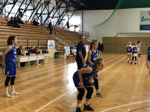 Tov�bbjutott a KSE a női kos�rlabda Rom�n Kup�ban: KSE - Nagyv�rad-i Egyetem 62-59 - Rendk�v�l izgalmasra sikeredett a női kos�rlabda Rom�n Kupa visszav�g� m�rkőz�s a k�zd�vas�rhely-i Sportcsarnokban szombaton d�lut�n. A KSE az első m�rkőz�sen kiharcolt 17 pontos előnnyel a tarsoly�ban egy picit 'dekoncentr�ltan' kezdte a tal�lkoz�t. A l�nyok hi�ba dolgozt�k ki a jobbn�l jobb helyzeteket, a dob�sok pontatlanok voltak �gy az első 5 percben nem siker�lt betal�lni a h�l�ba. A t�loldalon a nagyv�radiak figyelmesebbek voltak �s m�r a 8-ik pontn�l tartottak amire a KSE Debreczi Iring� b�ntetőj�ből megszerezte az első hazai pontot. A negyed folytat�s�ban kiegyens�lyoz�dott a csata, �m a vend�gek megtartott�k a m�rkőz�s elej�n megszerzett 8 pontos előnyt.
 
A m�sodik negyedben v�ltozott a j�t�k k�pe a hazaiak Debreczi Iring� �s amerikai Moblay Kayla vez�nylet�vel husz�ros hajr�ba kezdtek, ennek meg is lett az eredm�nye, hiszen a f�lidőt megelőző utols� 10 m�sodpercre siker�lt kiegyenl�teni a tabell�n. A nagysz�net ut�n a k�z�ns�g nagy �r�m�re, folytat�dott a KSE j� menetel�se �s az idő haladt�val siker�lt az előnyt tov�bb n�velni 18 pontra a tabell�n, eg�szen a negyedik k�zep�ig, amikor k�t hazai l�tv�nyos akci�t k�vetően k�t ziccer is kimaradt �s ut�na ism�t hull�mv�lgybe ker�ltek a vend�gl�t�k, annyira hogy a m�rkőz�s utols� m�sodperceire a v�radiak 3 pontra fel tudtak z�rk�zni.

�sszes�t�sben a KSE egy picit hull�mz� teljes�tm�nnyel de j� m�rkőz�st produk�lt �s k�t nyeres�ggel a tarsoly�ban az első Rom�n Kupa szerepl�sen tov�bbjutott a m�sodik kőrbe. Gratul�lunk csajok �gyesek voltatok! K�sz�nj�k a l�tv�nyos m�rkőz�st. 

KSE - Nagyv�rad-i Egyetem 62-59 ( 7-13;21-15;23=14;11-17 )

A KSE csapata: MOBLEY KAYLA 32p (3x3p, 13 lepattan�, 32 hat�konys�gi mutat�), DEBRECZI IRING� 12p (15 lepattan�, 23 hat�konys�gi mutat�), Danalache Ramona 8p (1x3), Csurulya Helga 5p (1x3), Boloni No�mi 4p, Holinka Hanna 1p, Czimbalmos Timea, K�szoni Bogl�rka, Ist�k Anita, S�s Johanna, L�n�rt Andrea, Ardelean Rebeka. Edző: Ljubomir Kolarevic.
 
Nagyv�rad-i Egyetem: ANISIA CROITORU 16p, TIEMEY RAE PHIRMAN 12p, IOANA GAVRA 12p, Ruxandra Chis 10p, Kokovay Melania 4p, Anamaria Cimpeanu 5p. Edző Mihai Coldea.
