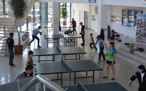 Őszi pingpong bajnoks�got szerveztek - K�zdiv�s�rhely �nkorm�nyzat�nak Sportirod�ja �s a Z�ld Nap Egyes�let okt�ber 10-�n Őszi Asztalitenisz Bajnoks�got szervezett amatőr sportol�k sz�m�ra. A szerda d�lut�ni rendezv�nyre k�l�nb�ző koroszt�lyokban mintegy negyvenen j�ttek el a v�rosi sportcsarnokba. A rendezv�nyen k�sz�lt fot�k megtekinthetők a Z�ld Nap Egyes�let Facebook oldal�n!

A test �s a l�lek egyens�lyban val� edz�se �rdek�ben �vente n�gy alkalommal k�l�nb�ző korcsoportok sz�m�ra megrendez�sre ker�lnek asztalitenisz bajnoks�gok. Ez alkalommal is a fi�k �s a l�nyok k�l�n kateg�ri�ban szerepeltek, hat asztalon m�rve �ssze pingpong tud�sukat. A t�bb�r�s k�zdelem ut�n a k�vetkező eredm�nyek sz�lettek. 

Nyertesek n�vsora: 

6-7 �vesek: I. Bart�k Edu�rd, II. R�duly-Derzsi Szil�rd, III. Bart�k Edina
9-10 �vesek: I. B�lint Huba, II. B�lint Őrs, III. S�nta Mih�ly
Ifjak: I. Barbă Cosmin, II. M�ty�s Lor�nd, III. Strauau Med�rd, Hodor R�bert
Nők: I. Sz�kely Emőke, II. Elena Ershova, III. Carmen Gallardo
F�rfiak: I. Stercer S�ndor, II. Moln�r Arnold, III. Slekta Lajos, Alen Margaryan
K�sz�nj�k a seg�tők r�szv�tel�t �s gratul�lunk a d�jazottaknak!

Szerző: R�duly Attila

Fot�: L�va Hunor �s Papucs T�mea