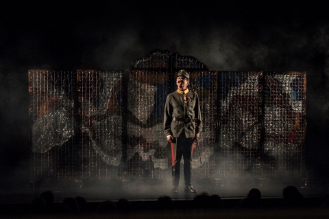 Andr�si Attila: Tizennyolc előad�sa a Vigad� Művelőd�si H�z nagyterm�ben - 2018 okt�ber 23-�n, kedden este 19:30 �r�t�l a K�zdiv�s�rhelyi V�rosi Sz�nh�z �s az Udvari Kamarasz�nh�z szervez�s�ben ker�l sor Andr�si Attila: Tizennyolc előad�s�ra a Vigad� Művelőd�si H�z nagyterm�ben.

A magyar nemzet t�rt�nelm�nek nagyon sok meghat�roz� d�tuma van, de 1918 kiemelt helyet foglal el ezek k�z�tt. Sz�z �vvel ezelőtt a magyar nemzet elvesz�tette haz�j�nak k�tharmad�t. Tizennyolc c. leg�jabb előad�sunk a nagy h�bor� utols� �v�ben j�tsz�dik, �s l�nyeg�ben a Magyar Kir�lys�g utols� h�rom napj�t mutatja be, ami 1918 okt�ber�nek utols� h�rom napja.

A cselekm�ny az olasz fronton indul, majd hirtelen a n�metv�lgyi temetőben tal�ljuk magunkat, ahol egy kis őszir�zs�s forradalm�r csapat Tisza Istv�n meggyilkol�s�t k�sz�ti elő. �s �gy halad előre a cselekm�ny, katonai rendeletek �s jelent�sek, női furfangok �s cs�b�t�sok, k�mked�sek sz�vev�nyes h�l�j�ban. A cselekm�ny �ve a Tisza Istv�n meggyilkol�s�ra val� szervezked�stől Tisza val�s meg�l�s�ig tart. A helysz�nek is gyorsan v�ltoznak: a honv�delmi miniszt�rium a gerince az előad�s ter�nek, ahol sok fontos d�nt�s sz�letik, valamint K�rolyi�k hatalom�tv�tele is itt t�rt�nik az előad�sban, de bepillanthatunk Wekerle S�ndor h�l�szob�j�ba is, vagy �ppen az Astoria sz�ll� erk�ly�re, ahol a forradalm�rok k�sz�tik elő a november 4-i felfordul�st.

Az előad�s egy t�bb mint egy �vtizedes kutat�munka eredm�nye. A Magyar Kir�lys�g feldarabol�sa, az Osztr�k-Magyar Monarchia megszűnte egy eg�sz est�s sz�nh�zi előad�st �rdemel, hiszen akkora horderejű t�rt�nelmi esem�ny. Az őszir�zs�s forradalm�rok szellemi h�tter�nek feldolgoz�sa l�nyeg�ben napjainkban kezdőd�tt el. A Hadt�rt�neti Lev�lt�rban Lukachich t�bornok eml�kiratait tal�ltuk meg, aki r�szletesen �r pl. az �n. l�nch�di csat�r�l, ami l�nyeg�ben a katonai sorfalra leadott l�v�sekkel kezdőd�tt, vagyis provok�ci�val, �s ennek a provok�ci�nak a c�lja nem volt m�s, mint a forradalom m�rt�rjainak megteremt�se. �gy m�ris �j megvil�g�t�sba ker�l az őszir�zs�s forradalom meg�t�l�se.

Az Udvari Kamarasz�nh�z jelen pillanatban az egyetlen olyan t�rsulat a K�rp�t-medenc�ben, amelyik megeml�kezik a sz�z �ve t�rt�nt, a magyar nemzetre puszt�t� hat�ssal b�r�, esem�nyekről. A Tizennyolc c. előad�ssal az a c�lunk, hogy elinduljon egy p�rbesz�d, elsősorban a konkr�t t�rt�nelmi esem�nyek kapcs�n, de ugyanakkor az is legyen vil�gos: a t�rt�nelem m�s szempont� megk�zel�t�se nem hal�los bűn.

Szabadk�n sz�lettem, D�lvid�ken. Től�nk tizenegy kilom�terre �szakra h�z�dott a magyar hat�r. A v�rosban mindenki foly�konyan besz�lt magyarul. Ha az ember nagyritk�n olyan d�lről betelep�tett j�ttmenttel futott �ssze, aki nem �rtett magyarul, az esem�nysz�mba ment, h�r�rt�kkel rendelkezett. A csal�dom megk�rdőjelezhetetlen magyars�gtudattal rendelkezett. A gyermekszob�ban a mes�k szinte mindig a Magyar Kir�lys�gr�l, �s az �rte k�zdő hős�kről sz�ltak. Sok�ig fel sem fogtam, hogy nem Magyarorsz�gon �lek. Ez a t�ny az iskol�ban v�lt egy�rtelműv�. A magyar t�rt�nelmet tanultuk, eg�szen az I. Vil�gh�bor�ig. Ott meg�llt a vil�g, meg�llt a tananyag, eltűnt minden magyar�zat, csend �lt el minden tan�ron, minden oszt�lyon, minden gyermek mindenre k�v�ncsi izg�ga lelk�n. B�r t�bbs�gben voltunk sz�lőv�rosunkban, m�gis kisebbs�g lett�nk. Mi t�rt�nt vel�nk azon az ősz�n? Senki erre semmilyen v�laszt nem tudott adni. K�sőbb kaptunk ugyan v�laszokat, de azok messze voltak att�l, hogy megnyugtat�an kiel�g�ts�k term�szetes �rdeklőd�s�nket. A d�tumot, az esem�nyt �s az abban r�sztvevő szem�lyeket sűrű hom�ly fedte. S�lyosb�totta a helyzetet, hogy ezt a sűrű hom�lyt, vagy ink�bb s�t�t �jszak�t, a f�lrebesz�l�s �s a tudatlans�g k�de �vezte. Ennek ellen�re mindig is �reztem, hogy a k�d�n t�l rejtőzik a jelen�nket eredm�nyező m�ltunk egyik legfontosabb esem�nye. Min�l ink�bb tudat�ra �bredtem, hogy a sz�lőf�ldem nem tartozik a haz�mhoz, ann�l ink�bb egy�rtelműv� lett sz�momra, hogy koron�z� nemzetből szolgan�pp� s�llyedt�nk.

K�sőbb, amikor sűrűn lapozv�n a dr�mairodalmat, R�me� �s J�li�t�l a kir�lydr�m�kon kereszt�l III. Rich�rdig �rtem, egyre jobban nyomasztott az a t�ny, hogy a lend�letes, fordulatokban gazdag t�rt�nelm�nk mi�rt nincs sz�npadra �rva? Hogyan juthatott el egy olyan k�z�ss�g, mint a magyar, amely oly sok �vsz�zadon kereszt�l szinte folyamatosan fegyverrel v�dte haz�j�t, egy sorsd�ntő h�bor� v�g�n az �nk�ntes �nlefegyverz�sig, a pacifizmusig, majd a nemzeti �npuszt�t�sig? Hogyan uralkodhatott el az a vaks�g, amely megakad�lyozta a tiszt�nl�t�st, amely egy�rtelműv� teszi minden h�bor� alatt, hogy nem csak a h�bor� a politika folytat�sa m�s eszk�z�kkel, de a h�bor� ut�ni b�ke is a h�bor� folytat�sa m�s eszk�z�kkel.

Andr�si Attila

Szereplők:
Stelly Zs�fia
Szorcsik Kriszta
Boros �d�m
D�czy P�ter
Incze M�t�
K�konyi Tibor
K�ll� B�la
Krizsik Alfonz
L�n�rt L�szl�
Pelsőczy L�szl�

St�btagok
D�szlet �s jelmez H�ros Annam�ria
Dramaturg Szigeti R�ka
Rendező Andr�si Attila

Az előad�s a Vigad� Művelőd�si H�z nagyterm�ben lesz 19 �ra 30 perctől, bel�pőket a Vigad� jegyzp�nzt�r�ban lehet v�ltani, di�koknak �s nyugd�jasoknak 15 lejes �ron, felnőtteknek 20 lejes �ron.

https://www.facebook.com/events/217696552354938/