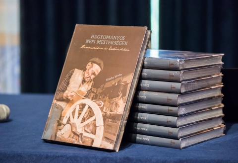 Dr. Kinda Istv�n n�prajzkutat� �Hagyom�nyos n�pi mesters�gek� c�mű k�nyv�nek bemutat�ja a Koszt�ndi Gal�ri�ban - Dr. Kinda Istv�n n�prajzkutat�nak, a Sz�kely Nemzeti M�zeum főmuzeol�gus�nak a �Hagyom�nyos n�pi mesters�gek� c�mű k�nyv�nek bemutat�j�ra ker�l sor K�zdiv�s�rhelyen 2018. Okt�ber 25-�n, cs�t�rt�k�n este 18 �r�t�l a Koszt�ndi Gal�ri�ban.

Kov�szna Megye Tan�csa �s a Kov�szna Megyei Művelőd�si K�zpont t�mogat�s�val 2013-ban �rt�kfelm�rő program kezdőd�tt, amelynek c�lja H�romsz�k �s Erdővid�k n�pi mesters�geinek �s k�zműves hagyom�nyainak sz�mbav�tele volt. A Hagyom�nyos n�pi mesters�gek H�romsz�ken �s Erdővid�ken c�mű 370 oldalas k�tet ebből a mer�t�sből 30 foglalkoz�sform�t mutat be. A feldolgozott t�m�k a hagyom�nyos alapanyagot, tud�st, technol�gi�t, elj�r�sokat hasznos�t� h�zimunk�kat, a h�ziipar �s a kisipar k�l�nb�ző form�it, valamint a komplex mesters�geket mutatj�k be az olvas�knak.

http://www.covasna.info.ro/hagyomanyos-kezmuves-ertekeink-tisztelete/