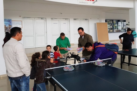 Megvannak a tizenegyedik 24 �r�s fut�s nyertesei - �g�ret�nkh�z h�ven okt�ber 24-�n a tizenegyedik alkalommal megrendezett 24 �r�s fut�s r�sztvevői k�z�tt a v�rosi Sportiroda �s a Z�ld Nap Egyes�let  aj�nd�kokat sorsoltak ki. Szerda d�lut�n a jelenl�vők megtudhatt�k, hogy kinek kedvez a szerencse. A nyerem�nyeket a Finta Sport Kft. (300 lej �rt�kben) �s a Z�ld Nap Egyes�let aj�nlotta fel. A sorsol�son k�sz�lt fot�k az egyes�let Facebook oldal�n tekinthetőek meg. 

Sportcipőt nyert: Babos Rich�rd �s De�k T�nde, a Moln�r J�zsi�s Gimn�zium tanul�i, Marthi Livia �s Enache Vikt�ria a Petőfi S�ndor Gimn�zium tanul�i,  Pak� Lea (Csipker�zsia Napk�ziotthon), Opra Szilveszter (Functional Fitness) �s Mike Bor�ka (NMSK asztalitenisz)

K�nyvet nyert: Sz�sz Ingrid �s Sebesty�n Nikoletta a Tur�czi M�zes Gimn�zium tanul�i

Sportt�sk�t nyert:  P�lh�zi Zal�n (Tur�czi M�zes Gimn�zium) �s F�bi�n Norbert 

Szatyrot nyert: Cs�d�r Vivien �s Somogyi N�ra (Moln�r J�zsi�s Gimn�zium); Trik�t nyert: D�vid Zsuzsika a Man�cska �vod�b�l 

A d�jak �tvehetők munkanapokon a Sportcsarnokban. Gratul�lunk minden nyertesnek!!!

T�mogat�: Kov�szna Megyei Sport- �s Ifj�s�gi Igazgat�s�g, Helyi �nkorm�nyzat, Communitas Alap�tv�ny �s az Erasmusz + program

Fot�: Balogh �kos