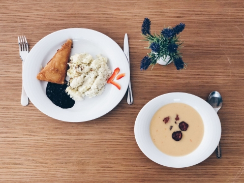 Napi men� aj�nlat a Taverna vend�glőben november 5 - 9 k�z�tt - Napi men� aj�nlat a Taverna vend�glőben november 5 - 9 k�z�tt

2018, november 5 - H�tfő
Sajtkr�mlev�s, fűszeres croutonnal
Csirkecs�kok s�rt�szt�ban, petrezselymes nat�r krumpli, sal�ta

2018, november 6 - Kedd
G�r�g csorba
Ropog�sra s�lt csirkesz�rny, szalmakrumpli, savany�s�g

2018, november 7 - Szerda
Z�lds�gleves csiptek�vel
Sert�sh�sos gombaragu, csigat�szt�val, savany�s�g

2018, november 8 - Cs�t�rt�k
Lencseleves gazdagon
R�ntott pulykamell, rizi bizi

2018, november 9 - P�ntek
Csicseribors� kr�mleves, kolb�sz karik�kkal
Kolozsv�ri rakott k�poszta diszn�h�ssal, tejf�llel