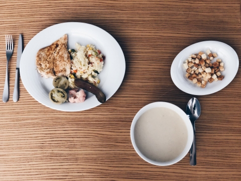 Napi men� aj�nlat a Taverna vend�glőben november 19 - 23 k�z�tt - Napi men� aj�nlat a Taverna vend�glőben november 19 - 23 k�z�tt

2018, november 19 - H�tfő
Zeller kr�mleves, fűszeres croutonnal
Diszn� p�rk�lt, vajas galuska, sal�ta

2018, november 20 - Kedd
J�kai bableves
Roston s�lt csirkemell, grillezett anan�sz rizi-bizi

2018, november 21 - Szerda
Karfiolleves csipetk�vel
P�rizsi bund�ban s�lt csirkemell, z�ldbors�főzel�k

2018, november 22 - Cs�t�rt�k
Z�ldpaszuly leves
Brass�i apr�pecsenye, csemege uborka

2018, november 23 - P�ntek
Magyaros gomba leves csurgatott t�szt�val
S�lt csirkecomb, majon�zes �jhagym�s burgonya sal�ta