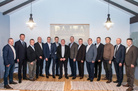 K�zdiv�s�rhelyen tal�lkoztak a sz�kelyf�ldi magyar v�rosok polg�rmesterei - Dr. K�d�r Magor �s Gyerk� L�szl� tartottak előad�st - K�zdiv�s�rhelyen tal�lkoztak a sz�kelyf�ldi magyar v�rosok polg�rmesterei

K�zdiv�s�rhelyen tal�lkoztak a sz�kelyf�ldi magyar v�rosok polg�rmesterei, ahol k�z�s k�rd�sekről �rtekeztek �s aktu�lis probl�m�kat vitattak meg. A polg�rmesterek tal�lkoz�ja Sz�kelyudvarhely polg�rmester�nek, G�lfi �rp�dnak javaslat�ra indult el a 2016-os v�laszt�sok ut�n, az�ta negyed�vente mindig m�s v�rosban tartj�k a tal�lkoz�t. A k�zdiv�s�rhelyi tal�lkoz� keret�ben, a mindenkit �rintő k�rd�sek mellett, k�t előad�sra is sor ker�lt: Dr. K�d�r Magor �s Gyerk� L�szl� tartottak előad�st a polg�rmestereknek.

A k�zdiv�s�rhelyi tal�lkoz�n Sepsiszentgy�rgy, Cs�kszereda, Sz�kelyudvarhely, Gyergy�szentmikl�s, Kov�szna, Bar�t, Tusn�df�rdő, Borsz�k, Szentegyh�za, Sz�kelykereszt�r �s Ny�r�dszereda polg�rmesterei vettek r�szt. Bokor Tibor, K�zdiv�s�rhely polg�rmestere h�zigazdak�nt elmondta: fontosnak tartja ezeket az �sszej�veteleket, mert a probl�m�k a legt�bb esetben k�z�sek, a dilemm�k is hasonl�ak, �s ezek a legjobb alkalmak arra, hogy k�tetlen�l, m�lyrehat�bban tudjanak besz�lni k�z�s t�m�ikr�l. A tal�lkoz�nak k�t megh�vottja is volt, akik mindketten olyan t�m�val k�sz�ltek, amelyek minden sz�kelyf�ldi magyar v�rost �rintenek. Dr. K�d�r Magor, egyetemi docens, kommunik�ci�s szakember a v�rosm�rk�z�s fontoss�g�r�l besz�lt, kiemelve: a v�rosvezetőknek oda kell figyelni�k arra, hogy mit mondanak el �s mit akarnak elmondani v�rosukr�l, hiszen ez nagyban meghat�rozza meg�t�l�s�ket. �Az nagyon j�, ha a v�rosm�rk�z�s folyamat�nak kezdetekor az adott v�rosnak m�r van egy erős szimb�luma, ami k�r� �p�thetj�k a v�rosbrandet. K�zdiv�s�rhely eset�ben egy�rtelműen G�bor �ronra �s az udvarterekre helyezt�k a hangs�lyt, hiszen a v�rosvezet�s ezeket nevezte meg a legfontosabb �zenethordoz�knak� � mondta a szakember a t�ma kapcs�n. 

Gyerk� L�szl�, a Versenytan�cs eln�ks�gi tagja a Versenyhivatal szerep�ről besz�lt, kit�rt a hat�lyban l�vő t�rv�nyekre, a kivizsg�l�sok mi�rtj�re, a b�rs�gokra �s �llami seg�lyekre, illetve hosszabban v�zolta azokat a szakter�leteket, amelyek r�szes�ltek �llami t�mogat�sban az elm�lt �vben. Előad�sa v�g�n elmondta: haszn�lhat� dokument�ci�val is szeretne szolg�lni a sz�kelyf�ldi polg�rmestereknek, amelyből kider�l, hogy hogyan kell �ssze�ll�tani egy Versenytan�csnak sz�nt iratcsom�t, illetve, hogy milyen k�rd�sekben tud seg�ts�g�kre lenni a Versenytan�cs. 

A tal�lkoz� tov�bbi r�sz�ben a polg�rmesterek megl�togatt�k a 11 h�napja elk�sz�lt műj�gp�ly�t, �s aktu�lis k�rd�sekről �rtekeztek. 