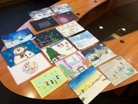 Di�kok rajzai d�sz�tik majd a k�sz�ntőket - Di�kok rajzai d�sz�tik majd a k�sz�ntőket

K�zdiv�s�rhely �nkorm�nyzata imm�r hetedik alkalommal hirdette meg t�li rajzp�ly�zat�t a k�zdiv�s�rhelyi �s a hozz� tartoz� falvak �vod�sainak �s iskol�sainak. A szervezők advent, �nnep vagy kar�csony t�m�ban v�rt�k a munk�kat. 

November 26-�n, h�tfő d�lut�n ker�lt sor az elb�r�l�sra, amely igencsak neh�zre sikeredett, mivel rengeteg tehets�ges gyermek kreat�v rajz�t kellett ki�rt�kelni. A szakmai zsűri csapat�t G�l Zolt�n �p�t�sz, Cseh R�ka diz�jner, valamit Simon Anik� magyartan�r alkotta. Mivel t�bb olyan munka �rkezett, amely d�jat �rdemelt volna, szempontk�nt vett�k azt is, hogy az adott rajz mennyire mutat majd j�l kar�csonyi �dv�zletk�nt. N�gy kateg�ri�ban d�jaztak, minden kateg�ria győztes�nek rajza lesz a 2018-as k�sz�ntőn, de kiosztottak m�sodik, harmadik, valamint dics�retet is.

A d�jazottakat Bokor Tibor polg�rmester december folyam�n fogadja, �s aj�nd�kcsomagot ad �t nekik.

A v�gső d�nt�s �rtelm�ben, �me a 16 nyertes:

�vod�s kateg�ria:
I. d�j: Ily�s Vivien, nagycsoport, Man�cska Napk�zi Otthon
II. d�j: Marthi Johanna, M�hecske csoport, 3-as Napk�zi Otthon
III. d�j: T�th B�lint, nagycsoport, Benedek Elek �voda
Dics�ret: Madaras N�ra, 3 �ves, Csipker�zsika Napk�zi Otthon

Elők�sz�tős�k �s I�IV. oszt�lyosok kateg�ria:
I. d�j: Szab� Panna-Zs�fia, III. oszt�ly, Moln�r J�zsi�s �ltal�nos Iskola
II. d�j: P�lh�zi B�borka, I. oszt�ly, Tur�czi M�zes Gimn�zium
III. d�j: F�s�s Henrietta, III. oszt�ly, Moln�r J�zsi�s �ltal�nos Iskola
Dics�ret: Kiss Johanna, I. oszt�ly, Moln�r J�zsi�s �ltal�nos Iskola

V�VIII. oszt�lyosok kateg�ria:
I. d�j: Tam�s �gota, VII. oszt�ly, Nagy M�zes Elm�leti L�ceum
II. d�j: Vajna Eszter, VIII. oszt�ly, Nagy M�zes Elm�leti L�ceum
III. d�j: Bod�-Czer�k Gergő, VII. oszt�ly, Nagy M�zes Elm�leti L�ceum
Dics�ret: Gy�rgy Erna-Be�ta, VIII. oszt�ly, Nagy M�zes Elm�leti L�ceum

IX�XII. oszt�lyosok kateg�ria:
I. d�j: Kerezsi Bernadett, IX. oszt�ly, Nagy M�zes Elm�leti L�ceum
II. d�j: Harai Adrienn, IX. oszt�ly, Nagy M�zes Elm�leti L�ceum
III. d�j: Opra Tam�s Katalin, XII. oszt�ly, Nagy M�zes Elm�leti L�ceum
Dics�ret: L�szl� Edina, IX. oszt�ly, Nagy M�zes Elm�leti L�ceum

Gratul�lunk a nyerteseknek, �s k�sz�nj�k minden gyerek munk�j�t!