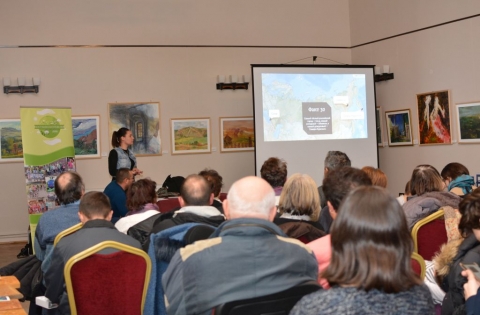 Első alkalommal tartottak Orosz Nemzeti Estet K�zdiv�s�rhelyen - 2018. november 28-�n a F�ld legnagyobb ter�letű orsz�g csod�latos vil�g�ba nyerhetett betekint�st a t�bb mint hetven �rdeklődő a Vigad� Művelőd�si H�z D�szterm�ben. Az est h�zigazd�ja a 26 �ves Elena Ershova, orosz nyelv �s irodalom valamint testnevel�s tan�r volt, aki az oroszorsz�gi Komi K�zt�rsas�gb�l �rkezett K�zdiv�s�rhelyre ez �v j�nius�ban �s a Z�ld Nap Egyes�letn�l t�lti 11 h�napos �nk�ntes szolg�lat�t a Friends of the environment! projekt keret�n bel�l. A rendezv�nyen k�sz�lt fot�k megtekinthetőek az egyes�let Facebook oldal�n.

A m�sf�l �r�s szerda d�lut�ni Orosz Nemzeti Est r�vid vide� bemutat�val kezdőd�tt, melyben Oroszorsz�g k�l�nb�ző r�gi�it n�zhett�k meg majd 35 olyan �rdekes t�nyező ker�lt bemutat�sra, melyek igazi f�ldrajzi, t�rt�nelmi kuri�zumoknak tekinthetőek. T�bbek k�z�tt megtudhatt�k, hogy a vil�g leghosszabb vas�tja �s a legt�bb milliomos is ott tal�lhat�. De egy ilyen t�ny volt az is, hogy 185 kisebbs�g �l az orsz�gban �s az orosz hivatalos nyelven k�v�l m�g 27 egy�b hivatalos nyelv van az egyes r�gi�kban. Ugyanakkor Elena az est folyam�n k�l�nb�ző nemzeti j�t�kokat, t�ncokat mutatott be, tan�tott a r�sztvevők sz�m�ra. B�cs�z�sk�ppen forr� fekete �des te�ba m�rtogatott sz�raz pereccel t�rhettek haza az �rdeklődők.

A vet�tett-k�pes interakt�v bemutat� orosz nyelven zajlott, melyet magyar nyelvre a k�zdiv�s�rhelyi Kocsis P�ter orosz nyelv �s irodalomtan�r ford�tott. A nemzeti estek folytat�sak�nt janu�rban Carmen Gallardo �s Miguel Paya seg�ts�g�vel Spanyolorsz�ggal ismerkedhetnek meg a r�sztvevők. 

A rendezv�ny l�trej�tt�t az Erasmus+ program valamint a Vigad� Művelőd�si H�z biztos�totta. 

M�diat�mogat�k: Profi R�di�, Kezdi.info, Sz�k-helyek.ro, Sz�kely H�rmond�, Siculus R�di�, Polyp Tv, H�romsz�k

Szerző: Derzsi Katalin

Fot�: Carmen Gallardo