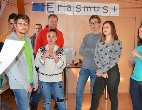 J�tszva ismered meg a t�rsaid - csapat�p�tőt tartottak - 2018. november 30-�n a Z�ld Nap Egyes�let az �nk�ntesei sz�m�ra az �v utols� csapat�p�tő tr�ning�t tartotta meg. A tr�ning tartalmazott csoport�p�tő, kommunik�ci�s, bemeleg�tő j�gt�rőket, valamint mozg�sos j�t�kokat. Az esem�nyen k�sz�lt fot�k megtekinthetőek az egyes�let Facebook oldal�n.

A t�bbnyelvű szakmai �rtekezlet, csapat�p�tő tr�ning a c�hes v�rosban ker�lt lebonyol�t�sra, melynek elsődleges c�lja volt egy interakt�v, j�t�kos m�gis tartalmas, �s legfők�pp k�l�nb�ző k�szs�geket fejlesztő tr�ning szervez�se, ugyanakkor nem volt hi�ny a kreat�v fejt�rőkből sem. A 19 jelenl�vő �nk�ntes betekint�st nyert az egyes�let mindennapjaiba olyan m�dszereket ismerhettek meg, melyek haszn�lat�val kil�phettek a mindennapi monotonit�sb�l egy kicsit a kommunik�ci�ban �s koordin�ci�ban is kipr�b�lva dolgozhattak egy csapat keret�n bel�l. Ahhoz, hogy sikerre vigy�k a k�ldet�seket, nemcsak a fej�ket kellett haszn�lniuk, hanem figyelni�k is kellett egym�sra. Elena Ershova a Friends of environment projekt �nk�ntese �ltal �ssze�ll�tott csapat�p�tő �s �lm�nypedag�giai foglalkoz�sok sor�n a bizalom ki�p�t�s�n, a csapatmunka elsaj�t�t�s�n volt a legnagyobb hangs�ly.

A csapat�p�tő sor�n a szervezet �nk�ntesei �tbesz�lt�k a Mozg� D�lut�n �s a 'Ne pazarolj, �lj t�bbet' elnevez�sű rendezv�nyek tev�kenys�geinek fejleszt�si tennival�it is. �tkez�s ut�n t�rsasj�t�koz�s �s besz�lget�s z�rta le a j�l siker�lt p�nteki napot. 'Ez az egy�tt t�lt�tt idő �gy gondolom �pp megfelelő volt arra, hogy a csapat m�g jobban �sszehangol�djon �s megismerj�k az elm�lt hetekben csatlakozottakat. Jobb �s �sszetart�bb kapcsolat alakuljon ki k�zt�nk, s meggyőződ�sem, hogy ez a k�tel�k az előtt�nk �ll� időszakban m�g jobban erős�dni fog.' - nyilatkozta az egyik r�sztvevő.

T�mogat�: Sportiroda, Bethlen G�bor Alapkezelő Zrt �s az Erasmusz plusz program 

Szerző: R�duly Attila

Fot�: Derzsi Katalin �s Elena Ershova