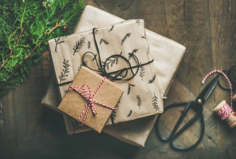 A Mikul�svir�g t�rt�nete c�mű mese feldolgoz�sa �s kar�csony� d�szek k�sz�t�se a Meseklubban - A B�r� Wessel�nyi Mikl�s V�rosi K�nyvt�rban december 12-�n, szerd�n 16 �r�t�l Meseklub az I-IV oszt�lyosoknak, december 13-�n, cs�t�rt�k�n az �vod�soknak. T�ma: meseolvas�s, A Mikul�svir�g t�rt�nete c�mű mese feldolgoz�sa csoport �s dr�maj�t�kokkal, kar�csony� d�szek k�sz�t�se.