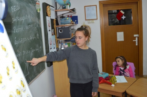 K�rnyezettudatos kar�csonyi k�sz�lőd�s a Z�ld Nap suliban - A Z�ld Nap Egyes�let csapata az idei �v utols� Z�ld Nap sulis tev�kenys�gek�nt Ne pazarolj, �lj t�bbet mott�val 2018 december�ben is egy�tt hangol�dott Kar�csonyra a k�zdiv�s�rhelyi Petőfi S�ndor Gimn�zium �s a Moln�r J�zsi�s Gimn�zium di�kjaival. A t�bb koroszt�lyban lebonyol�tott esem�nyen k�zműves tev�kenys�ggel, spanyol �nekkel �s egy vet�tett-k�pes előad�s seg�ts�g�vel bemutat�sra ker�lt n�h�ny �ko Kar�csony �tlet is. A rendezv�nyen k�sz�lt fot�k megtekinthetőek a szervezet Facebook oldal�n.

Az ut�bbi időben a decemberi �nnepeket egyre t�bben kapcsolj�k a hihetetlen m�rt�kű fogyaszt�shoz �s pazarl�shoz. Szerencs�re rengeteg m�dja van annak, hogy ez az időszak alatt is k�rnyezettudatosak legy�nk. A Z�ld Nap Egyes�let �nk�ntesei �ltal tartott ingyenes foglalkoz�sok sor�n a di�kok sz�mos tippet, tan�csot tudhattak meg az �ko Kar�csony elők�sz�leteiről. A k�l�nb�ző hullad�kokb�l elk�sz�tett term�kek sor�n c�ljuk volt a r�sztvevőkkel megismertetni, hogy a z�ld kar�csony megval�s�t�sa nem csup�n a k�rnyezet�nk v�delm�t biztos�tja, de ez a legsikkesebb m�dja a kar�csonyi �nnepek leforgat�s�hoz! Hisz a Z�ld Kar�csony �s a z�ld �nnepek nem a lemond�sr�l, hanem az odafigyel�sről, �tletess�gről �s a tudatoss�gr�l sz�lnak. 

K�sz�nj�k a pedag�gusok egy�ttműk�d�s�t. A tev�kenys�g az Eur�pai Uni� Erasmus+ programj�nak r�szt�mogat�s�val val�sult meg.

Fot�: Miguel Paya �s Carmen Gallardo