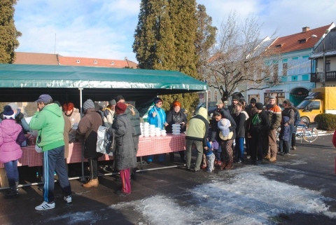 Meleg �tel nagy szeretettel! - Meleg �tel nagy szeretettel!

A K�zdiv�s�rhelyi Nők Egyes�lete �s a Wegener Pro Sanatate Alap�tv�ny k�pviselői, a G�bor �ron t�ren kiosztottunk k�tezer t�lt�tt k�poszt�t. Ebből juttattunk a kat�likus egyh�znak amit a cserk�szek sz�ll�tottak h�zhoz, a reform�tus egyh�znak �s a Zen�bia �regotthonnak. K�sz�nj�k a szponzoroknak az anyagi seg�ts�get,  a G�bor �ron Szakk�pző L�ceum alkalmazottjainak a mell�nk�ll�st, az egyes�let�nk tagjainak a kioszt�sban ny�jtott seg�ts�get!

https://www.kezdi.info/documents/kezdi_info_document_4466.jpg

https://www.kezdi.info/documents/kezdi_info_document_4467.jpg

https://www.kezdi.info/documents/kezdi_info_document_4468.jpg

https://www.kezdi.info/documents/kezdi_info_document_4469.jpg

https://www.kezdi.info/documents/kezdi_info_document_4470.jpg

A K�zdiv�s�rhelyi Nők Egyes�let�nek vezetős�ge ezuttal k�sz�ni meg a k�posztat�lt�sen r�sztvevő tagoknak a gyors �s pontos munk�t. Szeretet�ket is belet�lt�tt�k, a G�bor �ron Szakl�ceum alkalmazottjaival egy�tt, az�rt lett olyan finom a t�ltel�k! H�l�s k�sz�net Bekk �v�nak, Biszak Enikőnek, F�l�p Magdoln�nak, G�l Iring�nak, Santa M�ri�nak, Sylveszter Iboly�nak!

https://www.kezdi.info/documents/kezdi_info_document_4472.jpg