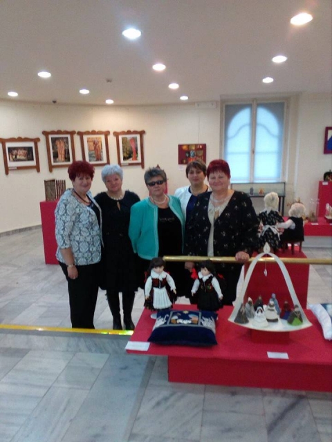 Munk�inkat d�jazt�k a Budapesti Betlehemi j�szol ki�ll�t�son - Munk�inkat d�jazt�k a Budapesti Betlehemi j�szol ki�ll�t�son.

Imm�r 5. alkalommal nevezt�nk be a k�zműves term�keinkkel, a Magyar K�zművess�g�rt Alap�tv�ny �ltal megrendezett ki�ll�t�sokra �s munk�ink mindig beker�ltek. Decemberben Barsi Hajna n�pműv�sz biztat�s�ra, a 25. Betlehemi J�szol ki�ll�t�sra is k�ldt�nk k�t sz�kelyruh�ba �lt�ztetett bab�t �s egy p�rn�t amely a Szent Csal�dot �r�k�ti meg J�zus sz�let�sekor. Mindh�rom alkot�s beker�lt a ki�ll�t�s anyag�ba, �s d�jazta a zsűri. A d�j: Oklev�l, 20000 forint, egy plakett �s sok-sok iparműv�szeti album volt. A 'Betlehemi K�pesk�nyv 2018'-as  ki�ll�t�s album�nak bor�t�lapj�ra ker�lt a Szent Csal�dot �br�zol� p�rn�nk!

http://kezdi.info/documents/kezdi_info_document_4473.jpg

http://kezdi.info/documents/kezdi_info_document_4474.jpg


A p�rn�t Sylveszter Ibolya k�sz�tette az egyes�let asszonyainak apr� seg�ts�g�vel �s a bab�k ruh�j�nak varr�sn�l is Ő vezette a munk�latokat. Beseg�tettek Bekk �va, Biszak Enikő, R�kosi Judit, Vargyasi Lia, F�l�p Magdolna, Jakabos Aranka �s Simon Emese. A ki�ll�t�s hivatalos megnyit�ja előtt 5-en k�z�l�nk megtekinthett�k a Duna Palot�ban ki�ll�tott gy�ny�rű munk�kat.

http://kezdi.info/documents/kezdi_info_document_4475.jpg

http://kezdi.info/documents/kezdi_info_document_4476.jpg

Az elsz�ll�t�st Zsurzsa-Simon Evelyn-Bogl�rka bonyol�totta le �s a budapesti szervez�st Trombit�sn� D�vai �va tiszteletbeli tagunk v�llalta el. K�sz�netet mondunk Mindenkinek aki hozz�j�rult a sikeres lebonyol�t�shoz �s gratul�lunk az asszonyoknak akik munk�juk �ltal elismer�st kaptak �s �gy a 25. Betlehemi J�szol Ki�ll�t�s d�jazottjai lehett�nk!