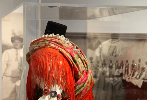 Csal�di nap a sepsiszentgy�rgyi Sz�kely Nemzeti M�zeumban - FOT�- �S VISELETT�RT�NETI KALANDOZ�S A SZ�KELY NEMZETI M�ZEUMBAN

2019. janu�r 12-�n, szombaton 10�15 �ra k�z�tt szeretettel v�rjuk a Sz�kely Nemzeti M�zeumba az �rdeklődőket (6-t�l 99 �ves korig)  az Alf�ld�n innen � Erd�lyen t�l. A Fekete-K�r�s v�lgye a sz�zadfordul�n ki�ll�t�s z�r�rendezv�ny�re, �s az ehhez kapcsol�d� ingyenes szakmai t�rlatvezet�sre, előad�sra �s műhelyfoglalkoz�sra.

A programk�n�latb�l:
10.30-t�l: Katona Edit �s Gebauer Hanga (N�prajzi M�zeum, Budapest) t�rlatvezet�se
11-től 15 �r�ig m�zempedag�gia: gyertek vel�nk a s�t�tkamr�ba, var�zsoljunk egy�tt pap�rf�nyk�pet, ismerj�tek meg a fejt�maszt�t, a sztereoszk�pot, a r�gi f�nyk�pezőg�peket, a hagyom�nyos f�nyk�pk�sz�t�s rejt�lyeit a sz�kelyudvarhelyi Kov�cs fot�műterem munkat�rsaival �s Vinczeffy Orsolya m�zeumpedag�gussal.

13 �r�t�l n�prajzi előad�sok:
Katona Edit: (N�prajzi M�zeum, Budapest): Viselett�rt�neti kalandoz�s a Fekete-K�r�s v�lgyi n�pviselet kapcs�n.
Gebauer Hanga (N�prajzi M�zeum, Budapest): �T�m�rl�tv�nyok� a Fekete-K�r�s v�lgy�ből � a f�nyk�pező Gy�rffy Istv�n.

https://www.facebook.com/events/833378743659895/