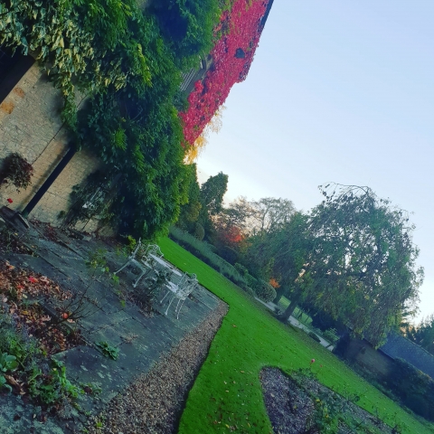 Takar�t�i, kert�szeti munka azonnali kezd�ssel p�rnak havi 1000 font Angli�ba, Northampton megy�be - P�rok jelentkez�s�t v�rjuk Angli�ba csal�dhoz. Takar�t�i, kert�szeti munka azonnali kezd�ssel. Munkav�gz�s helysz�ne Anglia Northampton megy�ben tal�lhat� vid�ki farm. A csal�d sz�ll�st,  aut�t, �lelmet, �zemanyagot (2 hetente) biztos�t. Egy lakr�sz de k�l�n szob�val �s f�rdővel ell�tva. Nagyon kedves �s meg�rtő csal�d. 

Heti munkaprogram l�ny r�sz�re - 40 �ra, fi� r�sz�re - 34 �ra 
Havi nett� fizet�s 1000 font/p�r (a csal�ddal t�bb is megegyezhető)

Feladatk�r�k:
H�lgy r�sz�re - takar�t�s, főz�s, vasal�s, kev�s gyerekfel�gyelet.
F�rfi r�sz�re - h�z k�r�li/karbantart�si feladatok, 3 l� gondoz�sa( takar�t�s, etet�s) traktor vezet�ssel szerzett tapasztalat 
Elv�r�sok - megb�zhat�, szorgalmas, B kateg�ri�s  jogos�tv�ny (legal�bb 1 szem�lynek), t�rsalg�si szintű angol nyelv besz�l�se 

Ha valakit �rdekel ez a lehetős�g k�rlek �rjatok emailt a tov�bbi r�szletek�rt. A k�rd�sekre csak emailben fogok felelni. Meg�rt�seteket k�sz�n�m. 

El�rhetős�g:
pallcsaby@yahoo.com
https://www.facebook.com/pall.csaby
timi_kovacs2001@yahoo.com
https://www.facebook.com/timykee.kovacs