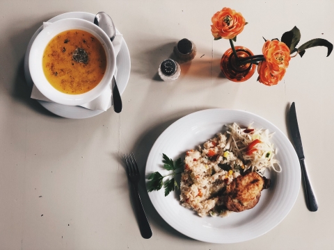 �trium Hotel napi men� febru�r 4 - febru�r 8, 2019 - �trium Hotel napi men� febru�r 4 - febru�r 8, 2019

Eb�djeink rendelhetőek k�l�n is:
Leves 7 ron
Fő�tel 10 ron

2019, febru�r 4, H�tfő
Z�ldbors�leves galusk�val
Sz�kely rakott k�poszta rizzsel-diszn�h�ssal

2019, febru�r 5, Kedd
Becsin�ltleves
Babfőzel�k, s�lt kolb�sz, savany�s�g

2019, febru�r 6, Szerda
G�r�gcsorba
Kr�msajtos fas�rozott, pity�kap�r�, c�kla

2019, febru�r 7, Cs�t�rt�k
Bab�rleveles krumplileves
Tejsz�nes-kapros csirkemellcs�kok, kukoric�s rizs

2019, febru�r 8, P�ntek
Magyaros karfiolleves
Diszn�b�csi bajor krumplival
