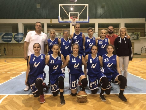 Női U20-as torna zajlott Bukarestben - Női kos�rlabda U20-as torna zajlott Bukarestben janu�r 29 �s 30 k�z�tt. A Nagy M�zes Sportiskola kosaras l�nyai, mindh�rom m�rkőz�s�ket megnyert�k �s ezzel �tvett�k a vezet�st a tabell�n.

Az utols� torna eredm�nyei:
LT Nagy Mozes Tg.Sec 72 : 31 CSS Ploiesti
CS Rapid Bucuresti 79 : 84 ACS Napoca Baschet Cluj
CS Rapid Bucuresti 45 : 62 LT Nagy Mozes Tg.Sec
CSS Ploiesti 52 : 51 ACS Napoca Baschet Cluj
ACS Napoca Baschet Cluj 48 : 64	LT Nagy Mozes Tg.Sec

Pontoz�s:
1.LT Nagy Mozes Tg Sec	16p.
2.CSS CSM Targoviste 12p.
3.CS Rapid Bucuresti 9p.
4.ACS Napoca Baschet Cluj 8p.
5.CSS Ploiesti 6p.

Az U20-as l�ny bajnoks�gban m�g 2 turn� lesz, az egyik Kolozsv�ron ker�l megrendez�sre, a m�sik meg Ploiesten.
A csapat tagjai: Voloncs Orsolya, B�l�ni No�mi, Bart�k Rita, Csurulya Helga, Holinka-Mikl�s Hanna, Istok Anita, Czimbalmos T�mea, Ardelean Rebeka, S�s Johanna, L�n�rt Andrea, Incze Henrietta, Biszak Bogl�rka, Kov�cs Kincső. Edzők: Farkas Alp�r, Ljubomir Kolarevic



