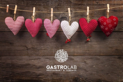 GastroLab Valentine`s day vacsora - 2019. február 14-én a GastroLab Bálványos, Valentine`s day menüvel várja az érdeklődőket.

Azt mondják, hogy a jó étel társítva egy finom pezsgővel, biztos kulcs a szeretett személy szívéhez. A konyha chefje egy speciális menüvel készült, amely meggyőződésünk szerint kielégíti önök kulináris ízvilágát.

Várjuk a következő menüvel:
Kóstoló:
Foie gras melegen, Tokaji szószban, mazsolával és brióssal.

Főétel ajánlat:
a). Kacsamell, hokkaido tökpürével és pezsgős lilakáposztával vagy
b). Sertésszűz citrusos zellerpürével és erdei gombákkal

Desszert:
Mascarpone krém, erdei mogyorós crumble, eper coulis és friss eper

Pezsgő (egy üveggel a párnak): Manzonui Rosa Millesimato Extra Dry

Ár: 390 lej / pár

Előzetes foglalás szükséges, a helyek száma korlátozott.

További információkért a Valentine`s day menüvel kapcsolatban, vagy egyéb kérdéssel a 0721415688 telefonszámon, vagy e-mailben a gastrolab@balvanyosresort.ro címen.