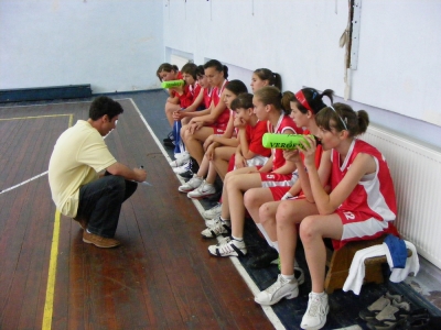 Elődöntőben a KSE U14-es lánykosárlabda csapata - A hétvégén zajlott Gyergyószentmiklóson az U14-es korosztály
középdöntőinek teremtornája amelynek tétje az elődöntőkre való kijutás
volt.
A KSE csapata teljesítette a kitűzött célt és a Régen-i csapat után a
második helyen végzett a csoportban megelőzve a Gyergyószentmiklós és a
Botosáni együtteseit egy rendkívül kiegyensúlyozott csoportból ahol a
csapatok körbeverték egymást az a torna utolsó mérkőzésének utolsó másodperceiben dőlt el hogy melyik csapat esik el a továbbjutástól.KSE - Régeni-i ISK 100-46 (20-12:28-12:22-4:30-14) A KSE torna első mérkőzésén az éllovas és mindeddig veretlen Régen ellen játszott. Egy szorosabb első negyed után Hartai Tamás látva a régeniek fölényét pihentetni kezdte az alapembereket gondolva a délutáni Botosáni elleni sorsdöntő összecsapásra, így Régen a tartalékos KSE ellenébe különösebb gond nélkül nyerte a mérkőzést.
A KSE csapata: Lénárt Paula 16 p, Debreczi Iringó 6p, Demeter Nóra 5p, Dezső Barbara 4 p, Molnár H, Bogateanu Andrea 4p, Borsai Janka 6, Mátyás Renáta, Crisan Anna 1p, Kászoni Boglárka.A másik mérkőzésen a Gyergyós nagy csatát vívott a Botosáni ellen hosszabbítások után nyerte meg a mérkőzést 84-77-re. KSE - Botosáni (26-15;26-22;20-18;24-22) A délutáni mérkőzés nagyon
fontos volt a KSE számára és a Hartai Tamás remekül előkészítette a mérkőzést. Csúcsformába játszottak a lányaink szóhoz sem engedve vetélytársakat. Ezen a mérkőzésen személyes eredményességi csúcsot állított fel Lénárt Paula a 62 pontjával.
A KSE csapata: Lénárt Paula 62 p, Kászoni Boglárka 20p, Dezső Barbara
10p, Debreczi Iringó 4p, Demeter Nóra, Molnár H, Bogateanu Andrea,
Borsai Janka, Mátyás Renáta, Crisan Anna.
Régen - Gyergyó 67-66Levegőbe lógott a meglepetés a másik délutáni mérkőzésen. Vasárnap reggel 9 órától Régen - Botosáni 96-50. A Botosán-i csapat
ezzel a vereséggel jórészt elvesztette a továbbjutási lehetőséget egyetlen esélye az maradt hogy a KSE megverje az utolsó mérkőzésén a házigazdákat. A torna utolsó mérkőzése egy nagyon izgalmas mérkőzés volt mivel a végeredménytől függött hogy a három csapatból ki marad otthon az elődöntőkön.
A KSE volt a legjobb helyzetbe a +18-as kosárarány miatt tehet neki elméletileg nem szabadott 20 pontnál nagyobb különbséggel kikapni, a Gyergyónak viszont nagyon kellett a győzelem mert ha nem akkor marad 2 nyereséggel és a Botosani megy tovább. Egy váltakozó iramú mérkőzés volt amelyen a csapatok felváltva vezettek
a tabellán és még az utolsó 30 másodpercekben is kérdés volt a továbbjutók sorsa.Végül nyert a Gyergyó 1 ponttal, így Botosani esett el a továbbjutástól.Gyergyószentmiklós - KSE 51-50 (15-18:12-8:10-12:14-12). A KSE csapata:
Lénárt Paula 21 p, Kászoni Boglárka 7p, Mátyás Renáta 4p, Borsai Janka
4p, Debreczi Iringó 6p, Demeter Nóra 4p, Dezső Barbara 2p, Molnár H 2p, Bogateanu Andrea, Crisan Anna.
