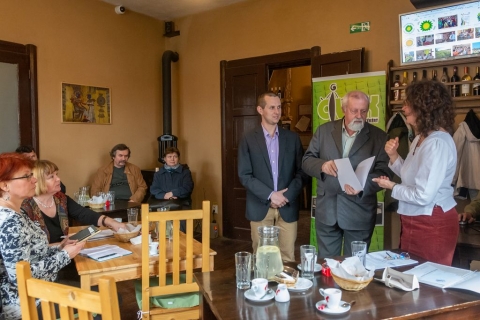 H�rmas d�jaz�s - 2019. m�rcius 20-�n a Civilek H�romsz�k�rt Sz�vets�g (CIVEK) hetedik alkalommal d�jazta azokat a szervezeteket, akik a tavaly sikeres programokat bonyol�tottak le. Bereczki Kinga az ernyőszervezet eln�ke, valamint Kotta L�szl� aleln�k adta �t a d�jakat, kiemelve, hogy id�n az �v Civil szervezet d�jat h�rom egyes�letnek �t�lt�k oda. A rendezv�nyről k�sz�lt fot�k az egyes�let Facebook oldal�n �rhetőek el.

�gy a sepsiszentgy�rgyi L�szl� K�lm�n Gomb�szegyes�let, a k�zdiv�s�rhelyi Z�ld Nap Egyes�let �s a kov�sznai T�nd�rv�r Sz�kely Nagycsal�dosok Egyes�lete r�szes�lt d�jaz�sban. Az első szervezet a nemzetk�zi gomb�szkonferencia megszervez�s��rt, m�sodik a 24 �r�s fut�s mozg�sn�pszerűs�tő programj��rt �s eg�szs�ges �letm�d n�pszerűs�t�s��rt valamint a harmadik szervezet a sokgyermekes csal�dok megseg�t�se �s �sszefog�sa �rdek�ben v�gzett, eg�sz Sz�kelyf�ldre kiterjedő tev�kenys�g��rt r�szes�lt elismer�sben. Id�n első alkalommal osztott�k ki az �v �nk�ntese d�j�t, melyet a kov�sznai n�hai De�k Judit kapta. Az �nk�ntes d�jra val� jel�l�s ut�n De�k Judit elhunyt �gy a d�jat a l�nya vette �t. 

A d�jakat a T3 nyomda, a CIVEK valamint fizikai szem�lyek t�mogat�s�b�l biztos�tott�k, ezek oklev�lből valamint p�nzjutalom �s nyomtat�si utalv�nyb�l �lltak. Ugyanakkor a log�juk egy �vig szerepelni fog a CIVEK weboldal�nak c�mlapj�n is.

Fot�: Tor� Attila