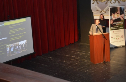 Első alkalommal a Civil Liciten - 2019 első fel�ben hat�rozta el a Z�ld Nap Egyes�let vezetős�ge, hogy az id�n a harmadik alkalommal megszervezett Civil Licitre ny�jt be p�ly�zatot. A h�rom tag� zsűri pozit�v elb�r�l�sa felhatalmaz�st adott a liciten val� megm�rettet�sre. A Civil Licitet v�rosunkban, (K�zdiv�s�rhely) a H�romsz�ki K�z�ss�gi Alap�tv�ny valamint a Wegener Pro Sanitate Alap�tv�ny szervezi sikeresen,  imm�ron harmadik �ve. A rendezv�nyen k�sz�lt fot�k megtekinthetőek az egyes�let Facebook oldal�n.

A t�z be�rkezett p�ly�zatb�l h�rman vehettek r�szt a liciten, egy projekt pedig k�l�nd�jban r�szes�lt. A k�l�nd�jat a tavaly l�trehozott Kendu Egyes�let nyerte el mag�nak a F�st�lgő aszfalt c�mű rendezv�ny�kkel, melyet m�sodik alkalommal szerveznek meg a fogyat�kkal �lő c�lk�z�ns�g�knek. A h�rom bemutatott projekt, melyre lehetett licit�lni a k�vetkező egyes�letek munk�j�t dics�ri:

Csodafőnix egyes�let: A C�l Eg�sz-S�g! �tnapos t�bor szervez�se a Zonda lovard�ban a k�zdiv�s�rhelyi �s k�rny�kbeli egyed�l�ll� sz�lőknek �s gyermekeiknek
A R�k Ellen a J�vő�rt Egyes�let: Szeretetre v�gyunk! L�lekerős�tő programok r�kos betegs�gben szenvedőknek.
Z�ld Nap Egyes�let: Tavaszi Z�ld Napok. H�rom napos, k�z�ss�get megmozgat� rendezv�nysorozat a k�rnyezettudatoss�g, eg�szs�ges �letm�d jegy�ben.
A fent eml�tett h�rom projektre �sszesen 18.700 p�nzbeli adom�ny gyűlt. A Z�ld Nap Egyes�let projektj�re 4.100 lejes p�nzbeli adom�ny �rkezett, melyet az egyes�let a projekt k�lts�gvet�se szerint k�v�n felhaszn�lni. Ugyanakkor az egyes�let a p�nzbeli adom�nyok mellett 150 db őshonos facsemet�t is kapott, melyet a Tavaszi Z�ld Napok keret�n bel�l fognak el�ltetni K�zdiv�s�rhelyen.

A szervezet k�sz�net�t fejezi ki a H�romsz�ki K�z�ss�gi alap�tv�nynak valamint a Wegener Pro Sanitate alap�tv�nynak a szervez�s�rt �s az esem�ny adta lehetős�gek�rt. K�sz�netet mondunk minden egyes fizikai szem�lynek, c�gvezetőnek, k�l�n kiemelve Kocsis Zolt�n v�dn�k�nket, akik bizalmat fektetnek az egyes�letbe �s t�mogatj�k munk�j�t.  Nem utols� sorban megk�sz�nj�k azt a t�mogat�st, ami nem p�nzben val�sul meg, hanem biztat�sban, a fel�nk ir�nyul� szeretetben �s tiszteletben, melyet a rendezv�nyeinken val� c�lk�z�ss�g�nk ad nek�nk.

Ugyanakkor a Civil Liciten val� r�szv�tel fő hozad�ka sz�munkra, hogy megtanultunk �jra k�sz�netet mondani az�rt amink van �s H�l�sak lenni az�rt amit r�nk b�zott a sors.

Szerző: Derzsi Katalin

Fot�: Miguel Paya