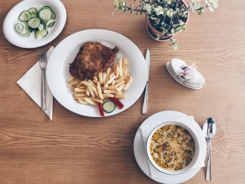 �trium Hotel Napi men� - �prilis 15-19, 2019 - �trium Hotel Napi men� - �prilis 15-19, 2019

H�tfő
Csirkeragu leves
Diszn� b�csi, szalmakrumpli, sal�ta

Kedd
Zellerkr�mleves, fűszeres cruton
Tepsiben s�lt csirkecomb, rizi bizi, sal�ta

Szerda
Babguly�s cs�l�kkel
T�lt�tt fas�rt, majon�zes krumpli

Cs�t�rt�k
H�sgomb�c leves
Cig�nypecsenye, hagym�s t�rt krumpli

P�ntek
Z�lds�gleves
R�ntott sajt, p�rolt rizs, fekete �fonya lekv�r
