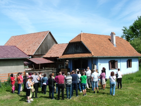 T�jh�zak Hete 2019. j�nius 2-8. - T�jh�zak Hete 2019. j�nius 2-8.

A XV. Hargitai Megyenapok alkalm�val a Hargita Megyei Hagyom�nyőrz�si Forr�sk�zpont a T�jh�zak Napja rendezv�ny folytat�sak�nt első alkalommal szervezi meg a T�jh�zak Het�t, amelyet a megyei t�jh�zakkal, n�prajzi gyűjtem�nyekkel val� egy�ttműk�d�sben val�s�t meg.
Id�n a T�jh�zak Hete j�nius 2 �s 8 k�z�tt zajlik. Ebben a peri�dusban a programhoz csatlakoz� t�jh�zak, n�prajzi gyűjtem�nyek tulajdonosai kinyitj�k kapuikat a nagyk�z�ns�g előtt. A gyűjtem�nyfelelős�k a T�jh�zak Het�nek egy-egy napj�n szervezett form�ban bemutatj�k a helyi gyűjtem�nyt az �rdeklődőknek, emellett helyenk�nt k�zműves foglalkoz�st tartanak, vagy kultur�lis műsorral sz�nes�tik a rendezv�nyt, t�bbek k�z�tt, szaval�verseny, ki�ll�t�sok, n�pi gyermekj�t�kok, gasztron�miai bemutat�k ker�lnek megszervez�sre.

Cs�k, K�szon, Gyergy�, Gyimes �s Udvarhely vid�k�n, �sszesen 17 helysz�nen v�rj�k a l�togat�kat. Az �rdeklődőknek v�ltozatos programot biztos�t az �nlaki t�jh�z, a b�g�zi Sz�kely n�pviseleti ki�ll�t�s, a cs�kkozm�si t�jh�z, a k�szon�jfalvi Szent Mikl�s H�z, a K�szoni Sz�kely T�jm�zeum, a l�v�tei t�jh�z, a gyimesb�kki n�prajzi gyűjtem�ny, a gyergy�remetei t�jh�z, a cs�kmenas�gi gyűjtem�ny, a m�r�falvi t�jh�z, az okl�ndi gyűjtem�ny, a k�poln�si t�jh�z, a sz�kelyszentl�leki t�jh�z, a gyimesk�z�ploki Cs�ng� Hagyom�nyőrző H�z, a b�kkfalvi M�lt Idők H�za, a cs�kszentmikl�si t�jh�z �s a tord�tfalvi t�jh�z.

A program c�lja felh�vni a figyelmet a helyi �rt�kekre �s a lakoss�g k�r�ben n�pszerűs�teni a t�jh�zakat, gyűjtem�nyeket. Az ingyenes program lehetőv� teszi, hogy min�l t�bb szem�ly ell�togasson a t�jh�zakba �s maradand� �lm�nyben legyen r�sze. A T�jh�zak Hete programban a Hargita Megye Tan�csa al�rendelt int�zm�nyek�nt műk�dő Forr�sk�zpont koordin�tori szerepet v�llal, �s seg�ti a gyűjtem�nyfelelős�ket a programok megszervez�s�ben. 

A T�jh�zak Het�nek m�sodik napj�n, j�nius 3-�n, reggel 8 �rai indul�ssal aut�buszos kir�ndul�sra is sor ker�l, az �rdeklődők szervezett form�ban l�togathatj�k meg a cs�kkozm�si, k�szon�jfalvi �s k�szonalt�zi t�jh�zakat, a k�szonimp�ri Bal�si-k�ri�t �s a Bornemissza-k�poln�t. A kir�ndul�shoz előzetes bejelentkez�s sz�ks�ges. Jelentkezni m�jus 27-ig lehet a 0266-214440-es telefonsz�mon. A helyek sz�ma korl�tozott! 

T�jh�zak Hete 2019. j�nius 2-8.

J�nius 2.
�nlaki t�jh�z (�nlaka, Fő �t 57.)
09:00-19:00 T�jh�z bemutat�sa, cs�plőg�p-bemutat�, mesters�gek (bodn�r, k�t�lverő) műhely�nek bemutat�sa (Kocs Veronika)

Sz�kely n�pviseleti ki�ll�t�s (B�g�z, Fő �t 383.)
09:00-20:00 Ki�ll�t�s bemutat�sa, K�zműves foglalkoz�s: sz�v�s (Ily�s Borb�la, Ily�s Emőke) 
K�stol�: gy�gyn�v�nyekből k�sz�lt tea, medvehagym�s zs�roskeny�r, s�tem�nyek

J�nius 3.
Cs�kkozm�si t�jh�z (Cs�kkozm�s, Fő �t 202.)
09:30-16:00 T�jh�z bemutat�sa (S�ver T�mea M�ria)

K�szon�jfalvi Szent Mikl�s H�z (K�szon�jfalu 268.)
12:00 A gyűjtem�ny �s a Bal�si-k�ria bemutat�sa, Bornemissza-k�polna (Lakatos Tam�s) 

K�szoni Sz�kely T�jm�zeum (K�szonalt�z 235.) 
11:00-14:00 T�jh�z bemutat�sa (Elekes Veronika)
14:00-17:00 K�zműves foglalkoz�s: sz�v�s (Vizi Julianna, Bal�zs Ter�zia), zsindelyk�sz�t�s (Sz�csi Szilveszter, Elekes P�ter)

J�nius 4.
L�v�tei t�jh�z (L�v�te 397.) 
08:00-13:00 Lep�nys�t�s
13:00-17:00 
K�zműves foglalkoz�s: sz�v�s
13:00-17:00 T�jh�z bemutat�sa
L�togat�s j�nius 2 �s 8 k�z�tt: 08:00-12:00, 16:00-20:00

Gyimesb�kki n�prajzi gyűjtem�ny (Gyimesb�kk, Fő �t 160.) 
10:00-16:00 Gyűjtem�ny bemutat�sa

Gyergy�remetei t�jh�z (Gyergy�remete, B�nya utca 11.) 
10:00-11:00 T�jh�z bemutat�sa (Laczk�-Szentmikl�si Endre)
14:00-16:00 K�zműves foglalkoz�s: b�torfest�s, h�mz�s.
Előzetes bejelentkez�s sz�ks�ges: 0745-329124 (Laczk�-Szentmikl�si Endre)

J�nius 5.
Cs�kmenas�gi gyűjtem�ny (Cs�kmenas�g, Fő �t 550.) 
13:00-14:00 Gyűjtem�ny bemutat�sa
14:00-17:00 K�zműves foglalkoz�s: sz�v�s (K�roly Veronika: 0728-890800) 

M�r�falvi t�jh�z (M�r�falva, Fő �t 214.) 
09:00-11:00 T�jh�z bemutat�sa (Szall�s Kis Judit)
09:00-14:00 K�zműves foglalkoz�s: sz�v�s (F�bi�n Anna)
11:00-14:00 K�zműves foglalkoz�s: b�torfest�s (Csat� Kunigunda)

Okl�ndi gyűjtem�ny (Okl�nd 58.) 
10:00-15:00 Gyűjtem�ny bemutat�sa, K�zműves foglalkoz�s: b�torfest�s (Kelemen �va)

J�nius 6.
K�poln�si t�jh�z (K�poln�s 526.) 
09:00-15:00 T�jh�z bemutat�sa (B�lint Irma) K�zműves foglalkoz�s: nemezel�s (Csender Zsuzsanna), b�torfest�s (Lőrincz Imre Levente)

Sz�kelyszentl�leki t�jh�z (Sz�kelyszentl�lek, Fő �t 1/a.) 
10:00-11:00 T�jh�z bemutat�sa (Bal�zsi D�nes)
11:00-13:00 N�pi gyermekj�t�kok (Bal�zsi D�nes, Herczeg �va)

Gyimesk�z�ploki Hagyom�nyőrző H�z (Gyimesk�z�plok, Fő �t 485.) 
10.00-13.00 A hagyom�nyőrző h�z bemutat�sa (Mih�k Edit) Bundah�mz�s (Antal Edit), csipkehorgol�s (Bucuri Julianna)  


J�nius 7.
M�lt Idők H�za (Homor�dszentm�rton, B�kkfalva 53.) 
12:00 Ki�ll�t�smegnyit�: Kert�sz J�lia szentkir�lyi vert csipk�i, illetve kelim �s maty� h�mz�sei, Sz�kely Roz�lia sz�razvir�g kompoz�ci�i �s a Bal�zs Ferenc Vegyeskar fell�p�se. A ki�ll�t�s j�nius 25-ig l�togathat�. Előzetes bejelentkez�s sz�ks�ges: 0745-981263, 0756-901919 (L�szl� Ildik�)

Cs�kszentmikl�si t�jh�z (Cs�kszentmikl�s, V�zk�z 246.) 
10:00-11:00 T�jh�z bemutat�sa (Lakatos Istv�n)
11:00-13:00 K�zműves foglalkoz�s: h�mz�s (Erőss Judit, Lakatos �va, Bereczki Andrea)

J�nius 8.

Tord�tfalvi t�jh�z (Tord�tfalva 14.) 
10:00-16:00 T�jh�z bemutat�sa (Pop Anna)
10:30-13:00 K�zműves foglalkoz�sok: b�torfest�s (Lőrincz Annam�ria), laskasir�t�s, s�t�s (Tam�s Lenke), agyagoz�s (Boda Csilla), laposk�tő sz�v�s (Pop Andrea), kőfest�s (Szente- Lőrincz Csilla)
13:00-14:00 Szaval�verseny
14:00 eb�d
16:00 Gy�gyn�v�ny bemutat�
17:00 N�pt�nc tan�t�s (Panit Imola) 

Aut�buszos kir�ndul�s: Sz�kelyudvarhely-Cs�kszereda-Cs�kkozm�s-K�szon�jfalu-K�szonalt�z �tvonalon t�jh�zak, n�prajzi gyűjtem�nyek �s eml�khelyek l�togat�sa. Indul�s: 2019. j�nius 3-�n, 08:00 �ra, Hargita Megyei Hagyom�nyőrz�si Forr�sk�zpont sz�khelye. A kir�ndul�shoz előzetes bejelentkez�s sz�ks�ges! Jelentkezni m�jus 27-ig lehet a 0266-214440-es telefonsz�mon. A helyek sz�ma korl�tozott!