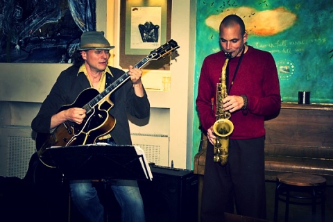 T�th Viktor - Gy�rf�s Istv�n du� - 2019. m�jus 17-�n a Jazz Cafeban T�th Viktor - Gy�rf�s Istv�n du� koncertj�n vehetnek r�szt 19 �r�t�l.

T�th Viktor t�bbsz�r�sen az �v Jazz-zen�sze d�jjal kit�ntetett altszaxofonos, zeneszerző, zenekarvezető. A mai magyar jazz fiatal gener�ci�j�nak kiemelkedő 
alakja. Zen�j�re a st�lusokon �t�velő, improviz�ci� k�zpont�, sz�rnyal� �s spiritu�lis t�lt�sű előad�sm�d jellemző.

Gy�rf�s Istv�n Szab� G�bor d�jjal kit�ntetett git�ros, zeneszerző. 
Olyan nagys�gokkal j�tszott egy�tt, mint Jeff Ballard, Carol Cass, George Duke, Sidney Ellis, Peter Erskine, Benny Green, �s m�g sokan m�sok. A n�pszerű git�ros -szaxofonos partner�hez hasonl�an- gyakori vend�ge hazai �s nemzetk�zi jazz fesztiv�loknak egyar�nt. 

https://www.youtube.com/watch?v=iP6TohR9fbY