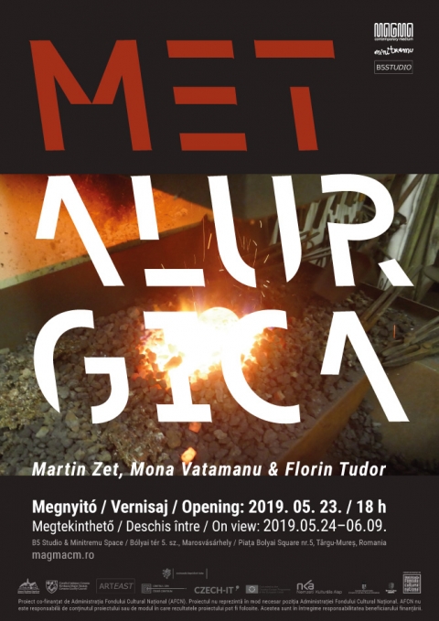 METALURGICA - Martin Zet, Mona Vatamanu & Florin Tudor kiállítása - METALURGICA - Martin Zet, Mona Vatamanu & Florin Tudor kiállítása
MEGNYITÓ: 2018. május 23, csütörtök 18 óra
HELYSZÍN: B5 Studio + Minitremu Art Space / Bólyai tér 5. sz., Marosvásárhely, Románia
A kiállítás 2019. június 9-ig látogatható.
A kiállítás a jelenlegi emberi fejlődés alapját képező munka és termelés fogalmából indul ki, a Martin Zet és Mona Vatamanu & Florin Tudor művészpáros közötti többszintű párbeszéd eredményeként. A projekt különböző perspektívákat tár fel, amelyek a művészek nyilvánvalóan különböző reprezentációs eszközei és munkafolyamatai ellenére kiegészítik egymást.
Martin Zet (született 1959-ben) művész, szobrász és performansz-művész. 1979-től 1985-ig a prágai Képzőművészeti Akadémián szobrászatot tanult. Munkásságában a művészet társadalmi emlékezetével foglalkozik, az emberi viselkedés politikai vonatkozásaival és az idealizmus és hétköznapiság érintkezési felületeivel. A 2010–2016 időszakban a brnói Képzőművészeti Egyetem Video Art Stúdiójának vezetőjeként dolgozott. Szobrászként és performansz-művészként számos kiállításon és rendezvényen vesz részt Csehországban és külföldön egyaránt. A prágai Művészeti, Építészeti és Formatervezési Akadémia szobrászat szakán készült doktori értekezésének tárgya apjának, Miloš Zet (1920–1995) szobrászművész életműve.
Mona Vatamanu (született 1968-ban) és Florin Tudor (született 1974) 2000 óta dolgoznak együtt. Mindketten festészet szakon tanultak a Nemzeti Művészeti Egyetemen Bukarestben az 1992–1998 közötti időszakban. Művészi tevékenységük sokféle médiumra terjed ki, beleértve a videót, az installációt, a festészetet, a performanszt. Fókuszuk közös nevezője a társadalomátalakító potenciállal rendelkező jelentős kérdések, például a nyilvánosság, a bizonytalanság, a posztszocialista átalakulás, a gyarmatosítás.
Szervezők: MAGMA Kortárs Közeg Egyesület, Székely Nemzeti Múzeum, ARTeast Alaptítvány, Minitremu Egyesület
Partnerek: Kovászna Megye Tanácsa
Támogatók: Bukaresti Cseh Központ, AFCN - Román Nemzeti Kulturális Alap, NKA - Magyar Nemzeti Kulturális Alap, Bethlen Gábor Alap, az Európai Unió Kreatív Európa programjának társfinanszírozásával
Média partnerek: transindex.ro, sepsiszentgyorgy.info, Háromszék, Székely Hírmondó, modernism.ro, Várad Kulturális Folyóirat, AGERPRES, Radio România Cultural, Observator Cultural, Revista Arta, Revista Zeppelin, Igloo Media
AFCN – Nemzeti Kulturális Alap Adminisztrációja által támogatott projekt. Az AFCN nem felelős a projekt tartalmáért vagy azért, ahogy a projekt eredményei hasznosulnak. Ezek teljes mértékben a projekt által támogatott felet terhelik.