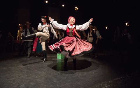 A H�romsz�k T�ncegy�ttes előad�sai a p�pal�togat�s �s a p�nk�sdi b�cs� k�zti időszakban Gyergy�csomafalv�n, Cs�kszered�ban �s Sepsiszentgy�rgy�n - A H�romsz�k T�ncegy�ttes előad�sai a p�pal�togat�s �s a p�nk�sdi b�cs� k�zti időszakban Gyergy�csomafalv�n, Cs�kszered�ban �s Sepsiszentgy�rgy�n

A H�romsz�k T�ncegy�ttes a p�pal�togat�s �s a p�nk�sdi b�cs� k�z�tti h�ten Gyergy�csomafalv�n, Cs�kszered�ban �s Sepsiszentgy�rgy�n is tervez előad�sokat. 

J�nius 2-�n, vas�rnap d�lut�n Gyergy�csomafalv�n l�p fel a H�romsz�k T�ncegy�ttes, a Vil�gh�rű Redever c�mű gyerekelőad�s�val. A n�pszerű produkci� 17:00 �r�t�l a Borsos Mikl�s Művelőd�si H�zban lesz l�that�. 

J�nius 3-�n, h�tfőn 19:00 �r�t�l Cs�kszered�ban, a V�rosi Művelőd�si H�zban is sz�npadra l�p a t�rsulat, itt a Mundruc c�mű t�ncsz�nh�zi előad�st mutatj�k be. A K�nczei �rp�d rendezte produkci�t a Hargitai Megyenapok keret�ben tekintheti meg a k�z�ns�g. (A műsorra jegyeket a Cs�ki Mozi jegyp�nzt�r�ban �s a https://www.bilete.ro/mundruc/mundruc-03-iun-2019/ linken lehet v�ltani.) 

Ezt k�vetően j�nius 4-�n, kedden 19:00 �rai kezdettel Sepsiszentgy�rgy�n is l�that� lesz a Mundruc c�mű produkci�, majd j�nius 5-�n, szerd�n 18:00 �r�t�l a V�gj�k az erdei utat� c�mű folkl�relőad�s�t tűzi műsorra az egy�ttes. A sepsiszentgy�rgyi fell�p�sek eset�ben a helysz�n a H�romsz�k T�ncst�di�, jegyek előv�telben a K�zponti Jegyirod�ban kaphat�k.