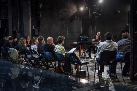 Háromgarasos opera a Szegedi Szabadtéri Játékok színpadán - Mit számít egy bankrablás egy bankalapítással szemben?
Háromgarasos opera a Szegedi Szabadtéri Játékok színpadán
„E városokból az marad, mi rajtuk átfütyöl: a szél!
Boldog, mert házainkat üresre zabálja végre.
Tudjuk, hogy előfutár mind, aki ma él,
És ki utánunk jön, nem méltó említésre.”
Bertolt Brecht: A szegény B. B.-ről
Idén augusztusban Bocsárdi László rendezésében Bertolt Brecht Háromgarasos operája lesz megtekinthető az Újszegedi Szabadtéri Színpadon a Szegedi Szabadtéri Játékok és a Tamási Áron Színház koprodukciójában.
2017-ben a Szegedi Szabadtéri Játékok keretén belül mutatták be Puccini Toscáját, amelyet szintén Bocsárdi László rendezett. A Tamási Áron Színház társulatának ez az első munkája a Szegedi Szabadtéri Játékokon. A készülő előadás a sepsiszentgyörgyi társulat számára az elmúlt évek legösszetettebb produkciójának ígérkezik.
A szabadtéri játékok ötletét először 1926-ban Juhász Gyula szegedi költő vetette fel. Az országban egyedülálló szabadtéri sikersorozat első felvonásának a második világháború vetett véget, majd csak 20 év kihagyással, 1959-ben kezdődött újra.
A brechti színház közel áll a rendezőhöz, aki a Koldusoperát a brechti dramaturgia csúcsteljesítményének tartja, amelyben az opera, az operett és a kabaré műfajainak kiüresedett formáit Brecht friss tartalommal tölti meg. Az író John Gay azonos című művéből, illetve Villon négy balladájából inspirálódott, amikor 1928-ban megírta a Háromgarasos opera című művét, amelynek középpontjában egy bűnöző, Bicskamaxi története áll. A rendező már korábbi, Alice (2017) című előadásában is hangsúlyosan él a zene médiumának lehetőségeivel. Míg az Alice-ben a sZempöl Offchestra zenéje egy kamaszlány vízióit kelti életre, Brecht művében a zene a mű, a szerkezet alapját, kiindulási pontját képezi. Az Alice dallamait kifejezetten az előadáshoz szerezte a sZempöl Offchestra, A Háromgarasos opera zenéje közel száz éves, a 20. század elején számított kortárs szimfónikus zenének.
A Háromgarasos operát augusztus 2-án, 3-án és 4-én 21 órától láthatja először a közönség az Újszegedi Szabadtéri Színpadon. Az előadásra jegyek válthatók a www.jegy.hu oldalon. A zenés játék a 2019/2020-as évadban bekerül a Tamási Áron Színház repertoárjába.