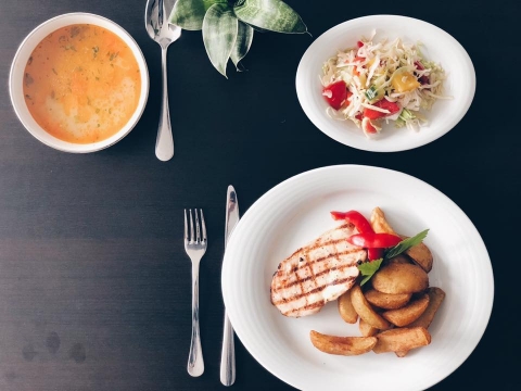 �trium Hotel - Napi men� j�nius 17 �s 21 k�z�tt - �trium Hotel - Napi men� j�nius 17 �s 21 k�z�tt

H�tfő
Parasztcsorba
Cordon bleu, szalmakrumpli, savany�s�g

Kedd
T�rkonyos krumplileves
Bacskai rizses h�s, k�poszta sal�ta

Szerda 
Ny�ri z�ldbors� leves
Tepsiben s�lt diszn�karaj, p�rolt k�poszta

Cs�t�rt�k 
H�sgomb�cleves
Sert�sp�rk�lt csigat�szt�val, ecetes uborka

P�ntek
Zellerkr�mleves	
G�d�llői csirkecomb, steakkrumpli, sal�ta