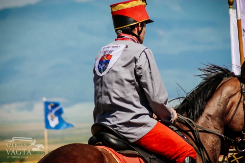 Szkely Vgta 2019 program - jult mezőnnyel rajtol a 9. Szkely Vgta - jult mezőnnyel rajtol a 9. Szkely Vgta - a 2019-es Szkely Vgta programja

Minden eddiginl tbb j l s lovas ll rajthoz a kilencedik Szkely Vgtn: a budapesti Nemzeti Vgta kvalifikcis futamra tizennyolc, a Gb futamra tz telepls nevezett be lovast. Krds, hogy az joncok tarolnak idn, vagy megtartja bajnoki cmt a tavaly bravros teljestmnyt nyjt Tams Csaba s Fiber Farkaslaka szmra.

Taln az idei Szkely Vgta legfontosabb informcija, hogy visszavonult Timpex Amata, ktszeres Vgta bajnok l, Nemzeti Vgta negyedik helyezett. Timpex Amata amikor nem győztt is dobogra llhatott: 2015-ben msodik lett, tavaly a harmadik helyre volt elg teljestmnye. Nyergben mindvgig Zsigmond Jnos lt, aki ezttal sem mondott le a versenyzsről: j lval prbl szerencst, de most is Lemhny szneiben indul. Szintn j lovat lovagol Lszl Pl, akinek ugyancsak hossz a győzelmi lajstroma: rt el helyezst a Szkely Vgta futamban, a Gb futamban pedig első, msodik s harmadik helyet is szerzett mr Dariusszal Gyergyszentmikls szmra. Most Palomt lovagolja, de szintn Gyergyszentmikls cmere alatt llnak rajthoz. Ugron Attila idn Kzdivsrhelyt erősti s szintn j lovat, Szultnt lltja plyra, Fazakas Jnos Alpr Pillang htn galoppozik Kovszna szmra. sszeszokott l-lovas prosknt indul Bartha Ferenc s Pasadena (Előpatak), Tams Csaba s Fiber (Farkaslaka), valamint Kvr Zsolt s Bizant 6C (Gidfalva).

A Szkely Vgta futam tbbi tizenegy versenyzője mind j a plyn, legtbbjk pedig j lovat is lovagol, kivtelt kpez Maja s Bizant 8C, akik mr tavaly is rajthoz lltak.

A Gb futam induli

A Gb futamban megfordul az arny, itt inkbb a jl megszokott versenyzők indulnak, s jnnek az eredmnyes lovak is: Darius (2018, II. hely), Csillag (2018, III. hely) s Sttsg (2015, III. hely). Ngy j lovast is dvzlhetnk az indulk kztt, emellett Bartha Ferenc s Domokos Magor j lovon lnek majd.

A Szkely Vgta futamait jnius 29-n, szombaton lthatja a nagyrdemű, kzpfutam nem lesz, gy az előfutamok legjobbjai egyenesen a dntőbe jutnak. A dntőkre jnius 30-n, vasrnap dlutn kerl sor. A Szkely Vgta rszletes programja elrhető a www.szekelyvagta.ro honlapon.

A 2019-es Szkely Vgta programja

Pntek - jnius 28.
19:00 Gyermektnchz
20:00 Huszr gyessgi verseny - a Szkely Virtus Hagyomnyőrző Egyeslet szervezsben
21:30 Nyilvnos főprba: Kincsem, a legyőzhetetlen csodakanca epikus trtnete - a Nemzeti Lovas Sznhz előadsban, kzreműkődik a Hungarian Trick Riding Team, valamint a Nemzeti Lovas Sznhz tnckara s lovasai, emellett helyi tehetsgeink: a Kincskeresők s a Bekecs Nptncegyttes

Szombat - jnius 29.
11:30 Kovts Andrs Fvszenekar
12:00 A Szkely Vgta nneplyes megnyitja. A versenyzők bevonulsa.
12:45 Plyakarbantarts
13:00 Előfutamok  Szkely Vgta
14:30 Előfutamok  Gb Futam
15:30 Baranta bemutat - az Erdlyi Baranta Szvetsg műsora
16:00 Kaszkadőr show - az Erdlyi Kaszkadőr Egyeslet produkcija
17:00 Lovasjsz harci bemutat - a Sasjsz Hagyomnyőrző Egyeslet előadsa
18:00 Szkelyfldi Magyar Szablyavv Iskola bemutatja
19:30 1848 korabeli huszrbemutat - a Szkely Virtus Hagyomnyőrző Egyeslet műsora
21:30 Kincsem, a legyőzhetetlen csodakanca epikus trtnete 

Vasrnap - jnius 30.
10:00 Rgi Djugrat Kupa
16:00 Gyerekek, lra fel! - a Shagya Lovasklub Egyeslet bemutatja
17:15 Dntő - Gb futam
18:00 Dntő - Szkely Vgta
18:30 Djtad nnepsg

lland programok
10:00-18:00 zeltő Gyergy npi kultrjbl - a Hargita Megyei Hagyomnyőrző Forrskzpont programja (csak szombaton)
11:00-14:00 Sepsi Rdi lő műsor s kzvetts a helysznről
11:00-19:00 Npművszeti s lovas kzműves vsr
11:00-19:00 Gyermekfoglalkozsok
11:00-19:00 Lovagoltats
11:00-19:00 Kpzőművszeti killts az Incitato nemzetkzi alkottbor anyagbl
11:00-19:00 Lovas letkpek s hagyomnyok Hromszken - a Balassi Intzet sepsiszentgyrgyi fikintzete szervezsben
A szervezők fenntartjk a műsorvltoztats jogt.

Fot: Tompa Rka - Szkely Vgta 2015