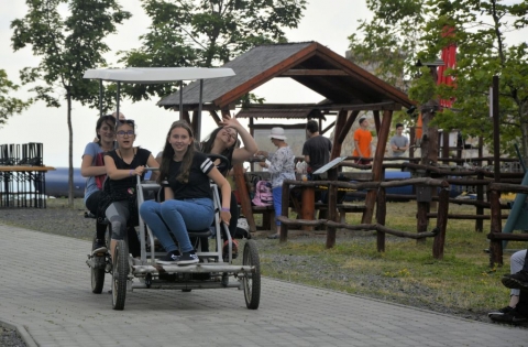 Open Air Europe (Szabadt�ri Eur�pa) - ificsere besz�mol� - 2019. j�nius 16-23 k�z�tt ker�lt megszervez�sre a kecskem�ti Csal�dok Hat�rtalanul Alap�tv�ny �ltal az Open Air Europe (Szabadt�ri Eur�pa) ifj�s�gi csere Galyatetőn, Magyarorsz�gon. A nyolc napos cser�be partnerk�nt kapcsol�dott be a k�zdiv�s�rhelyi Z�ld Nap Egyes�let, kinek k�sz�nhetően 13 k�zdisz�ki (K�zdiv�s�rhely, Csern�ton, Albis �s Gelence) fiatal Derzsi Katalin �s R�duly Attila csapatvezetők �ltal is eljuthatott a csod�latos M�tr�ba. Az esem�nyen k�sz�lt fot�k az egyes�let Facebook oldal�n tekinthetőek meg.

A csere fő c�lja a 13-15 �ves magyarorsz�gi, valamint rom�niai, erd�lyi fiatalok azon lehetős�geinek n�vel�se, hogy min�l t�bben 
bekapcsol�dhassanak hasonl� programokba, valamint az idő hasznos elt�lt�se k�l�nb�ző sport�gak megismer�se �ltal. Az első napok az ismerked�sről sz�ltak, olyan t�pus� j�t�kokat ismerhettek meg a r�sztvevők, mellyel k�nnyed�n megjegyezt�k egym�s nev�t. M�snap egy k�pzeletbeli telep�l�st kellett megmenteni k�l�nb�ző k�rnyezettudatos praktik�k �ltal, konkr�t megold�sok �s strat�gi�k �ltal. Minden csoport m�s-m�s int�zm�nyt k�pviselve pr�b�lta a szennyeződ�sektől megfertőződ�tt helys�get megmenteni. �gy voltak akik a helyi �nkorm�nyzatot vagy �ppen, iskol�t, vend�glőt, bev�s�rl�k�zpontot, farmot k�pviselt�k. A strat�gi�k kidolgoz�sa ut�n minden csapat bemutatta egym�snak a terveit, majd k�z�sen megbesz�lt�k azt. Mind a h�t csoport nagyon hat�konynak bizonyul� megold�sokat fejlesztett ki, �gy b�tran kijelenthetj�k, hogy sikeresen megmentőd�tt a helys�g az őt �rt szennyez�sektől. 

Erre �s sok m�s mindenre volt lehetős�g, hiszen fiataljaink minden nap valami �jat tanulhattak meg, bebarangolhatt�k a M�tr�t, valamint felfedezhett�k a helyi kalandparkot �s a hajnali torn�k mellett az �sz�st is gyakorolhatt�k. A reggeli szalad�sok �ltal a r�sztvevők a hegy tetej�n �rezhett�k a csod�latos a levegőt �s gy�ny�rk�dhettek a K�kes, illetve Galyatető panor�m�j�ban. A sz�nesebbn�l sz�nesebb tev�kenys�gek mellett a gyerekek szoros bar�ti kapcsolatokat k�t�ttek egym�ssal. A v�gső �rt�kel�sn�l az egyik r�sztvevő szerint: �Minden nagyon j� volt, a k�z�ss�g, a szem�lyek, a programok. T�nyleg nagyszerű embereket ismertem meg �s �n ennek nagyon �r�l�k.�

T�mogat�: Erasmus plusz program

Fot�: R�duly Attila 