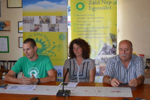 J�tsz�t�r�rt �s okos pad�rt bring�znak - �t�dsz�r is megszervezik a Tekerj egy j� c�l�rt! programot � jelentett�k be a kezdem�nyezők a Z�ld Nap Egyes�let sz�khely�n. A sajt�t�j�koztat�n az akci�val kapcsolatos fontosabb inform�ci�kr�l t�j�koztattak a főszervezők, a H�romsz�ki K�z�ss�gi Alap�tv�ny (HKA) �s a Z�ld Nap Egyes�let k�pviselői, akik első j�t�konys�gi akci�jukat 2014-ben rendezt�k meg a c�hes v�rosban. A sajt�t�j�koztat�n k�sz�lt fot�k a Facebook oldalon tekinthetőek meg.

Akci� időpontja: 2019. j�lius 12.-�n, p�ntek 16.00 �s 21.00., helysz�n: Sportcsarnok előtti t�r

C�l: Egy j�tsz�t�r kialak�t�sa a k�zdiv�s�rhelyi speci�lis �voda r�sz�re. Ugyanakkor, hogy a k�z�ss�g �s a v�rosba l�togat�k haszn�ra is lehessen a karitat�v rendezv�ny, egy �okos� padot is fel�ll�tanak a c�hes v�ros ter�let�n, ahol telefon, tablet, laptop t�pegys�geit lehet majd felt�lteni.

Fontos tudnival�k az akci�val kapcsolatban

A Tekerj akci� nem verseny, hanem gyűjt�si akci�. 
A ker�kp�rosoknak regisztr�ci�s d�jat kell befizetni�k: 15 lej felnőtt, 10 lej gyermek. A befizetett d�j ellen�ben a r�sztvevőnek log�val ell�tott p�l�t biztos�tanak.
14 �ven aluli gyermekek csak sz�lői fel�gyelettel vehetnek r�szt az akci�ban.
 A r�sztvevőknek a szervezők p�l�t, sz�mlapot �s pecs�telőlapot biztos�tanak, valamint �dess�get �s �sv�nyvizet az akci� alatt.
A ker�kp�roz�s előre meghat�rozott �tvonalon t�rt�nik, a t�rk�p az al�bbiakban megtekinthető
A k�zel 4 km-es �tvonal (k�r) szakaszokb�l �ll, a szakaszokat ellenőrző pontok k�tik �ssze, ahol pecs�tel�ssel igazolj�k a biciklis sz�m�ra a megtett szakaszok (k�r�k) sz�m�t. �jabb k�rt csak az előző teljes megt�tele ut�n kezdhet a biciklis. 
Minden ker�kp�rosnak t�mogat�ja kell, hogy legyen (ez adott esetben �nmaga is lehet), aki a k�r�nk�nti minimum 5 lej befizet�ssel �szt�nzi a ker�kp�rost min�l t�bb k�r megt�tel�re. 
A t�mogat� regisztr�l�skor jelzi a t�mogat�si sz�nd�kot, megadja a t�mogatni k�v�nt szem�ly nev�t, �s a k�r�nk�nt felaj�nlott �sszeget. A befizet�s az akci� ut�n, a megtett k�r�k sz�m�t�l f�ggően t�rt�nik.
A Tekerj akci� programja:

16:00 -17:00 � gy�lekez�s, regisztr�ci�
17:00 - 20:00 � ker�kp�roz�s adott �tvonalon
20:00 - 21:00 � eredm�nyhirdet�s
Főt�mogat�: New Fashion Rt, Zarah Moden Kft �s K�zdiv�s�rhely �nkorm�nyzata.

M�diapartnerek: Polyp Tv, Profi r�di�, H�romsz�k Napilap, Siculus r�di�, Sz�kely H�rmond�, kezdi.info �s Sz�k-helyek.ro

Fot�: Asiye Demirci