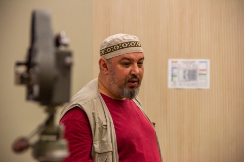 �jraforgatt�k a Sapienti�n az 1921-es Drakula-film első jeleneteit - �jraforgatj�k a Sapienti�n az 1921-es Drakula-filmet

K�l�nleges projektbe kezdtek a Sapientia EMTE Kolozsv�ri Kar�n, a M�dia Tansz�k az Erd�lyi Magyar Filmsz�vets�ggel t�rsulva celluloid filmes workshopot szervezett a Bethlen G�bor Alapkezelő ZRT t�mogat�s�val: 2018 folyam�n az elveszett magyar Drakula-film remake-j�nek forgat�s�n dolgoztak a M�dia Tansz�k hallgat�i.

Az eredeti Drakula hal�la 1921-ben k�sz�lt magyar�osztr�k�francia koprodukci�ban a marosv�s�rhelyi sz�rmaz�s� Lajthay K�roly rendez�s�ben, egy �vvel a F. W. Murnau Nosferatuja előtt, teh�t ezt tarthatjuk a vil�g első Drakula filmj�nek. A film t�rsforgat�k�nyv�r�ja pedig Michael Curtis volt, akit akkor m�g Kert�sz Mih�lynak h�vtak.

https://www.youtube.com/watch?v=7KBrBYWVKO4

A film a m�sodik vil�gh�bor� alatt elveszett. �A film forgat�k�nyv�t sem siker�ltmegtal�lnunk, rendelkez�s�nkre �llt viszont az azonos c�mű fantasztikus filmreg�ny, amelyre �vekkel ezelőtt Sz�ntai J�nos �r�, k�ltő, filmkritikus, forgat�k�nyv�r� bar�tom h�vta fel a figyelmem. A k�nyv, amelyet a temesv�ri sz�rmaz�s� P�ncz�l Lajos �js�g�r� �s filmkritikus �rt, a film ut�n jelent meg, ez�rt felt�telezem, hogy a reg�ny �r�dott a film alapj�n, �s nem ford�tva. Mindenesetre, mi ezt haszn�ltuk kiindul�pontnak a remake forgat�k�nyv�nek kidolgoz�s�hoz� � mondta dr. Lakatos R�bert �rp�d, a projekt felelőse, a Sapientia EMTE M�dia Tansz�k�nek fő�ll�s� oktat�ja �s az Erd�lyi Magyar Filmsz�vets�g eln�ke.

A sapienti�s hallgat�k a műhelymunka folyam�n ennek a filmnek a remake-j�n dolgoztak, a forgat�s alatt megismerkedhettek t�bb keskenyfilmes kamera műk�d�s�vel, kipr�b�lhatt�k a Foma, Kodak �s Orwo �ltal gy�rtott filmes nyersanyagokra val� forgat�st �s azok előh�v�s�t, v�g�l pedig a kiv�lasztott kamer�kkal zajlott egy eg�szest�s j�t�kfilm első jeleneteinek leforgat�sa.

A filmreg�ny 13 fejezetből �ll. Az elk�pzel�s az volt, hogy minden egyes fejezetet m�s-m�s rendező k�sz�tsen el, az elm�lt tan�vben �t fejezet k�sz�lt el. A projektben a Sapientia vend�gtan�rai, t�rsult �s fő�ll�s� oktat�i is szerepet v�llaltak: a film l�tv�nyvil�g�nak kialak�t�s�ban dr. Radu Igazs�g seg�tett, audiovizu�lis dramaturgia szempontj�b�l dr. P�los Gy�rgy konzult�lt az alkot�kkal, a st�bok megszervez�s�ben �s a gy�rt�si folyamat elind�t�s�ban Rebekah Jorgensen j�tszott kiemelten fontos szerepet, dr. Mira Marincaș pedig a filmek előh�v�s�t fel�gyelte.