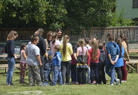 A szelekt�v hullad�kgyűjt�sről is tanultak a Caritas t�borban - A Z�ld Nap Egyes�let csapata megh�v�st kapott a gyulafeh�rv�ri Caritas �ltal szervezett �tnapos alkot� t�bor keddi napj�ra. A r�vid programismertetőt �s bemutatkoz�st k�vetően kezdet�t is vette a tev�kenys�gsorozat. Az esem�nyen k�sz�lt fot�k az egyes�let Facebook oldal�n megtekinthetőek.

Az esem�ny fő c�lja a szelekt�v hullad�kgyűjt�s tudatos�t�sa volt a zabolai kisiskol�sok k�r�ben. A d�lelőtti esem�ny ismerkedő j�t�kokkal indult, majd a szelekt�v hullad�kgyűjt�s fontoss�g�t j�rt�k k�r�l a tanul�kkal k�z�sen. A nap z�r�esem�nyek�nt egy kupac �jrahasznos�that� szemetet vizsg�ltak �t a r�sztvevők ismertetve, hogy melyik hullad�k milyen anyagb�l k�sz�lt, kezdődhetett a j�t�k. H�t-nyolc fős csapatokat alkotva egym�s h�ta m�g� �llva az előtt�k �ll� hullad�k kupacot kellett a k�ny�k�kkel egym�snak �tadva eljuttass�k a megfelelő kuk�hoz. A tev�kenys�g sor�n a gyerekek k�zelebb ker�ltek a szelekt�v hullad�kgyűjt�s fogalm�hoz �s tudatosult benn�k annak fontoss�ga. A legjobb hullad�k a 'nem keletkező hullad�k', a hullad�khegyek cs�kkent�se mindannyiunk feladata �s felelőss�ge, amit csak k�z�s erőfesz�t�ssel tudunk el�rni.

K�sz�nj�k a gyulafeh�rv�ri Caritas lelkes �nk�nteseinek seg�ts�g�t a j�t�kok lebonyol�t�s�ban, valamint Hubbes King�nak a Caritas region�lis k�pviselőj�nek a megh�v�st.

T�mogat�: Eur�pai Szolidarit�si Test�let �s a Bethlen G�bor Alapkezelő Zrt.

Szerző: R�duly Attila

Fot�: Bagyinka �gota 