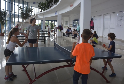 Ny�ri amatőr asztalitenisz bajnoks�got szerveztek - A Z�ld Nap Egyes�let �s a k�zdiv�s�rhelyi Sportiroda j�lius 17-�n amatőr sportol�k sz�m�ra �jra megszervezte a hagyom�nyos Ny�ri Asztalitenisz Bajnoks�got a Sportcsarnok előter�be. A szerda d�lut�ni rangad�ra k�l�nb�ző koroszt�lyokban t�bb mint hatvanan neveztek be. A legt�bben a 9-10 �vesek kateg�ri�j�ban indultak. A rendezv�nyen k�sz�lt fot�k megtekinthetők a Z�ld Nap Egyes�let Facebook oldal�n!

A test �s a l�lek egyens�lyban val� edz�se �rdek�ben �vente n�gy alkalommal k�l�nb�ző korcsoportok sz�m�ra megrendez�sre ker�lnek asztalitenisz bajnoks�gok. Ez alkalommal is a f�rfiak �s a nők k�l�n kateg�ri�ban szerepeltek, hat asztalon m�rve �ssze pingpong tud�sukat. Az �t, illetve hat tag� csoportok első k�t helyezettje l�phetett tov�bb a negyedd�ntőbe, ahol m�r egyenes kies�ses rendszerben folytat�dott a verseny. A h�rom �r�s k�zdelem ut�n a k�vetkező eredm�nyek sz�lettek. 

Nyertesek n�vsora: 

9 �vesek: I. Nagy Roland, II. R�duly L�szl�, III. V�radi Henrietta
10 �vesek: I. Bidiga Viktor, II. Kocsis Zolt�n, III. Szab� Zal�n, Sinka Dorottya 
Ifjak: I. T�th D�vid, II. Sipos Szabolcs, III. Opra Roland, Gergely Botond
Ifjak l�nyok: I. Fekete Eszter, II. Dumitru Be�ta, III. M�rton-B�n No�mi
Nők: I. Csisz�r M�ria, II. Simon Loredana, III. Sz�kely Emőke, Asiye Demirci
F�rfiak: I. Buna Istv�n, II. L�n�rt-Kendi Istv�n, III. Slekta Lajos, Bălăgsan George
A remek hangulat� verseny v�g�n a r�sztvevők �rmeket �s okleveleket kaptak, senki nem ment haza �res k�zzel. K�sz�nj�k a seg�tők r�szv�tel�t �s gratul�lunk a d�jazottaknak! 

Szerző: R�duly Attila

Fot�: Asiye Demirci �s L�n�rt Paula
