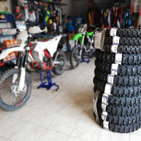 Motoros üzletünkbe értékesítési munkatársat keresünk - Álláshirdetés friss végzősök számára.
Motoros üzletünkbe értékesítési munkatársat keresünk.
Főbb feladatok:
- webáruház termékeinek feltöltése, rendszerezése, bővítése
- árajánlatok készítése
- megrendelések rögzítése
- ügyfeleink személyes és telefonos kiszolgálása
Elvárások:
- jó kommunikációs készség
- magyar, román és angol nyelv beszélt és írott ismerete
- számítógépes ismeretek
Amit ajánlunk:
- fiatalos bolti környezet
- szakmai tapasztalat
- versenyképes bérezés
Munkaprogram: hétfőtől péntekig, 9-től 17 óráig.
Fényképes önéletrajzokat e-mailben az Info@xtramotors.ro címre vagy székhelyünkre a Dózsa György 39 számra várjuk.
Az álláshirdetés július 31-ig érvényes.