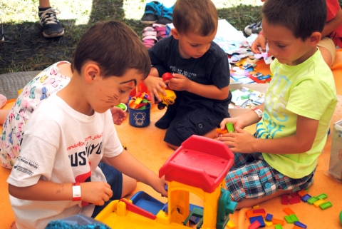 A világ megjavításának az egyik kulcsa az egészséges család - Keskeny út 3. nap - A világ megjavításának az egyik kulcsa az egészséges család
„Valamennyien tékozló fiúk vagyunk azzal a különbséggel, hogy egyesek az atyai háztól eltávolodó, míg mások már a visszavezető úton járnak.” Andorkó Attila fesztiválos áhítatát ezzel a Pilinszky idézettel tudom a leghitelesebben visszaadni. Hiszen a bizonyságtevő rádöbbentett arra, hogy mi is éppen olyan tékozló fiúk vagyunk, mint a bibliai történetben szereplő fiú. Nekünk is szükségünk van arra, hogy elhagyjuk az atyai házat, azonban arra is szükségünk van, hogy visszatérjünk Oda. Az Atyához.
Az áhítatot követően arra a kérdésre kerestük a választ Dénes Katinka és Előd lelkészházaspárral, hogy a család valóban egy elavult intézmény?! Katinka egyszerűsége és hitelessége az előadás kezdetétől egészen a zárszóig lekötötte a zsúfolásig megtelt sátorban az érdeklődők figyelmét. Mindenki már-már lélegzetvisszafojtva hallgatta azokat az őszinte szavakat, amelyek érezhetően szívből szóltak. Egészen humorosan beszéltek arról, hogy milyen módon lehet megőrözni egy házasságot éveken keresztül. Egy idős házaspár történetét mesélték el, amely arról szól, hogy megjegyzik nekik, hogy milyen szép, hogy nyolcvan évesen is egymásba kapaszkodva járnak az utcán, amire a következő válasz érkezik: „lelkem, szédülünk”. Igen, milyen szép is volna, ha mindannyian szédülnénk, de nem az alkohol hatására, hanem sokkal inkább a társunk jelenlététől. Attól, hogy ott van velünk, hiszen mindannyian erre vágyunk. Ott állunk egymással szemben, mindenki a saját falával és nem merünk falakat bontani, nem merjük lebontani azokat a falakat, amelyeket a másik ember épített fel az évek során, azért, hogy megvédje magát a világtól, a gondoktól. A jó hír számunkra az, hogy az Isten megtanít minket falakat bontani és minden egyes lebontott fal mögött ott lesz valami, amire nem vártunk. Valami, amire nem számítottunk, de pozitívan hat ránk és a másikkal való kapcsolatunkra. Abba lehet hagyni a falak lebontását, de nem érdemes, mert abban a pillanatban, amikor abbahagyjuk a falaknak a lebontását, elveszítjük mindazt, amit addigi életünk során lebontottunk. Sokan vésővel állnak egymás lelkének. Ez azonban nem falakat bont, hanem bánt. Nem közelebb hoz egymáshoz, hanem eltaszít egymástól. Rajtunk áll, hogy kapcsolatainkat építeni akarjuk vagy lerombolni.
A nap hátralevő részében a Láthatatlan színházra került sor, amely a túljelentkezés miatt a mai napon tovább tartott, mint az elmúlt napokban. Jó volt megélni azt, hogy Isten megerősít abban, hogy terve, célja van velünk, sőt feladatot szánt nekünk, olyan küldetésünk van, amit csak mi valósíthatunk meg.
Köszönjük a támogatást Kovászna Megye Tanácsának, hálásak vagyunk a bizalmukért!
A Keskeny Út Fesztiválmisszió Sajtószolgálata