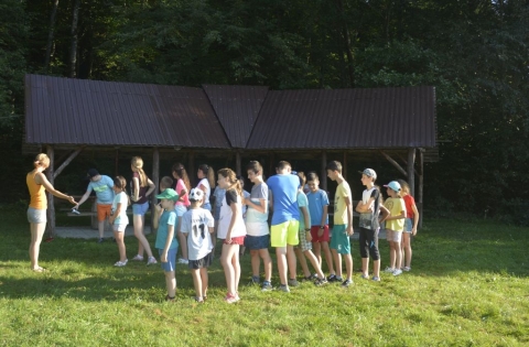 A zabolai Csipkés adott otthont az idei környezettudatosságra nevelő tábornak - Augusztus 12-15. között negyedik alkalommal került megszervezésre a töretlen sikernek és érdeklődésnek örvendő Természet – Az élet forrása elnevezésű tábor. A kézdivásárhelyi Zöld Nap Egyesület által négy évvel ezelőtt életre hívott tábor társszervezésében már harmadszor vesz részt a Kovászna Megyei Hulladékgazdálkodási Egyesület (ADI SIMD) és az Aquacov Közösségfejlesztési Egyesület. Idén a bukaresti székhelyű Fepra International Rt. (Felelősséget Átvállaló Társulás) is támogatói szerepet vállalt, hiszen közös érdek az, hogy hangsúlyt fektessenek a fiatalok képzésére, környezettudatos életre való nevelésére, valamint a környezetbarát életmód elsajátítására. A rendezvényen készült fotók megtekinthetők a Zöld Nap Egyesület Facebook oldalán.
A Kovászna Megye Tanácsához tartozó két közösségfejlesztési egyesület lehetőség szerint támogat minden olyan civil kezdeményezést, amellyel be lehet vonni a megye lakosságát az őket érintő kérdésekbe. A táborban résztvevő 10 és 15 év közötti gyerekek Kézdivásárhelyről, Sepsiszentgyörgyről, Dálnokból, Kézdiszentlélekről, Gelencéről, Szárazpatakról érkeztek. Gazdag programokon, foglalkozásokon vettek részt, amelyet hat önkéntes felnőtt vezetett, és amelynek keretén belül olyan ismeretekre tehettek szert a gyerekek, amelyek eligazítást nyújthatnak abban, hogy mit tehetünk annak érdekében, hogy környezetünket, a Földet, vizeinket óvjuk a káros hatásoktól. A tábor első napján Salome Pirtskhelava az Environment+ ESC projekt önkéntese az egészséges táplálkozásról tartott előadást. A játékos bemutatokkal tarkított foglalkozásokon a résztvevők megtanulhatták a hulladék helyes szétválasztását, az újrahasznosítás fontosságát és hasznosságát, ivóvizeink tisztántartását, valamint hasznos információkat kaphattak az egészséges táplálkozásról.
Benedek Csaba, a Kovászna Megyei Hulladékgazdálkodási Egyesület, valamint Fazakas András, az Aquacov Közösségfejlesztési Egyesület munkatársai színes, képekkel gazdagon illusztrált előadás segítségével ismertették meg a megye aktuális hulladék- és vízgazdálkodási helyzetét. A táborlakók számára is érthető számadatokkal és példákkal igyekeztek felkelteni a gyerekek figyelmét arra, hogy miért fontos tudatosan figyelni a környezetünkre. Ráduly Attila, a Zöld Nap Egyesület elnökének és az általa vezetett egyesület önkénteseinek célja, a társadalom figyelmének felhívása arra, hogy mennyire fontos helyesen gazdálkodni a hulladékkal és az életet adó vízzel, hiszen Földünket, környezetünket mi, emberek tesszük tönkre. Fontosnak tartják, hogy a birtokukban levő tudást átadják másoknak, főleg a gyerekeknek, ezáltal növelve a hosszú távú fennmaradás lehetőségét.
A szervezők az immár hagyományossá vált tábort a jövőben is megszervezik, hiszen igény van rá, minden évben kétszer-háromszor magasabb azon jelentkezők száma, mint amit a tábor be tud fogadni.
Fotó: Bagyinka Ágota és Salome Pirtskhelava