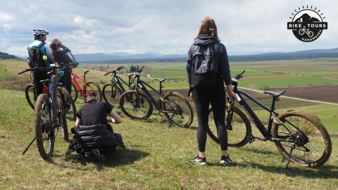 Bike Tours Haromszek-Tour Agency - Fairy-Valley Tour - Kézdivásárhely - Szentkatolna - Gelence (Szent Imre templom, Nádika feredő) - Haraly - Zabola - Kovászna (Tündérvölgy) /8 óra, nehézség 3/5, 60KM

Ismerd meg Háromszéket két keréken!

Bicikli túráink által lehetőséged van jobban megismerni a környék gyönyörű tájait, történelmét, hagyományait, hivatásos idegenvezető által.
Amit biztosítunk: elektromos bicikli, védőfelszerelés, idegenvezető, energia csomag, jó kedv 😊

EN
With our tours you have an opportunity to get know more about our beautiful region, tradition and history, with professional tour guide.
Fairy-Valley Tour: Tg. Secuiesc - Catalina - Ghelința (Saint Emeric Church, traditional bath) - Harale - Zăbala - Covasna (Fairy Valley) /8 Hours, difficulty 3/5 60KM
What we provide: electric bike, helmets, tour guide, energy package, fun 😊

RO
Prin turul nostru cu biciclete electrice ai posibilitatea să cunoști mai bine peisajele frumoase din imprejurim, istoria și tradiițile zonei cu ajutorul unui ghid profesionist.
Fairy-Valley Tour: Tg. Secuiesc - Catalina - Ghelința (Biserica Sf. Emerich, baie populară) - Harale - Zăbala - Covasna (Valea Zânelor) 8 ore, dificultate 2/5, 60km
Asigurăm: biciclete electrice, cască de siguranță, ghid turistic, pachet energizant, voie bună 😊